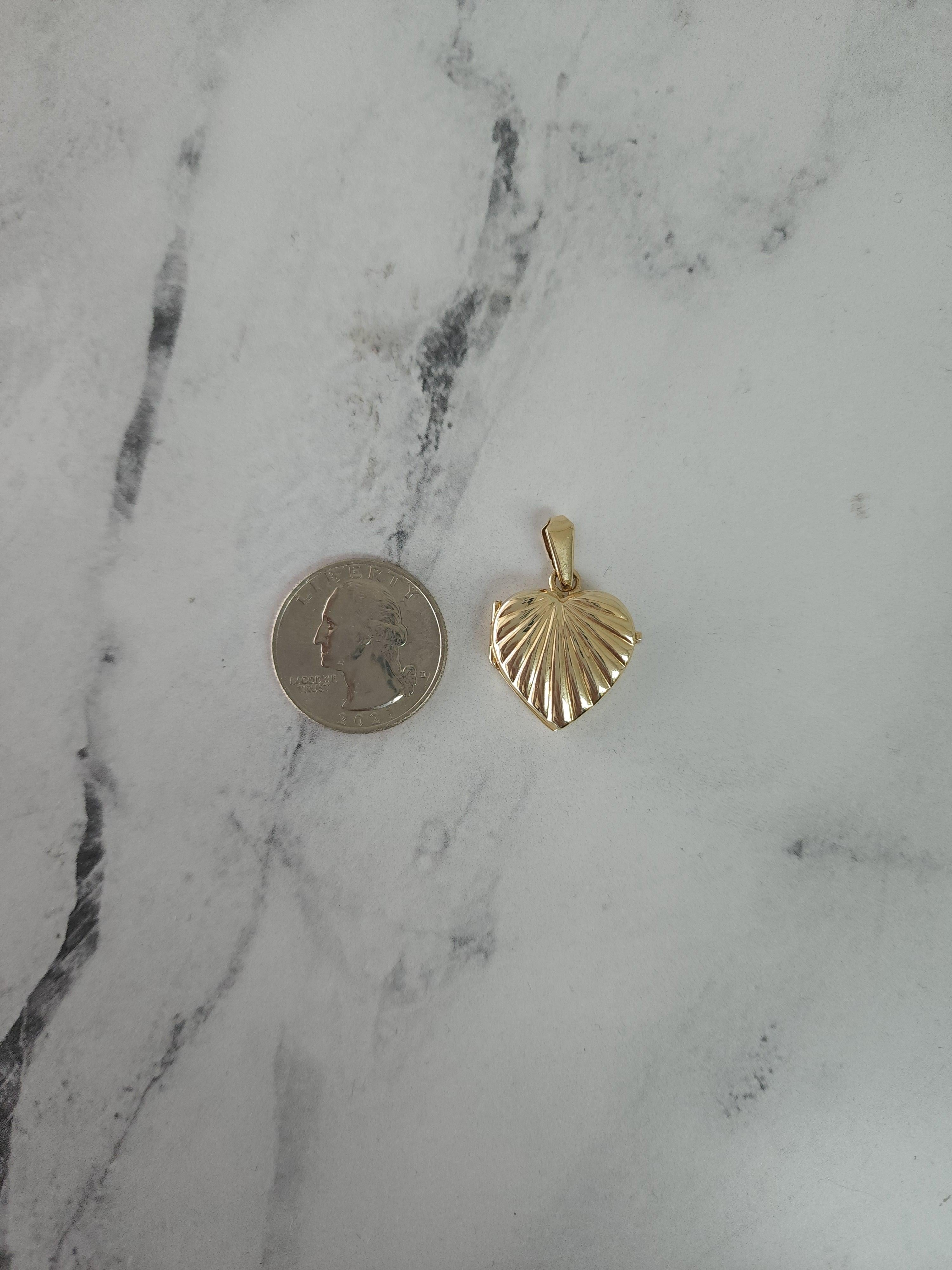Texturiertes herzförmiges Goldschloss mit Muschelhalskette 14k Gelbgold Damen