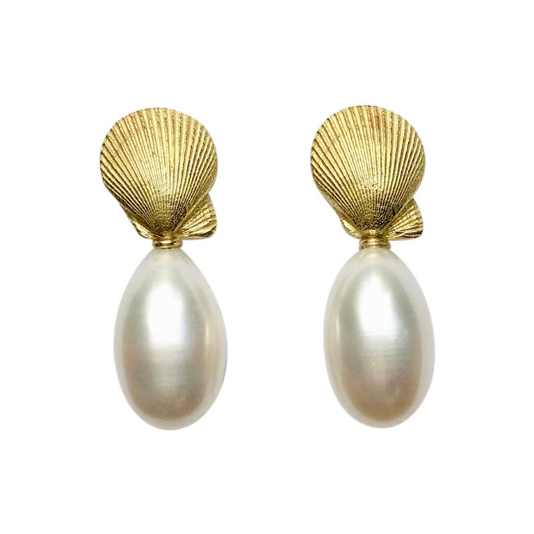  18 Carat Yellow Gold Shell Top and Cream Freshwater Pearl Earrings For Sale