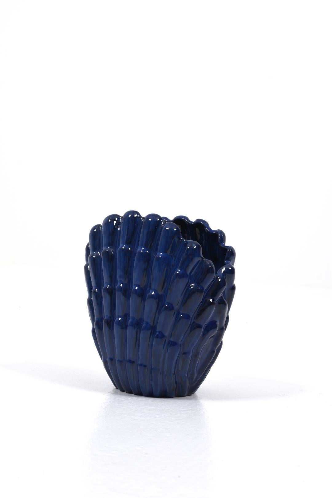 The shell vase is an impressive interior detail that can be used to create a focal point in the room. You can place it alone on a side table, shelf or windowsill, or use it as a beautiful base to display flowers or greenery. No matter how you choose
