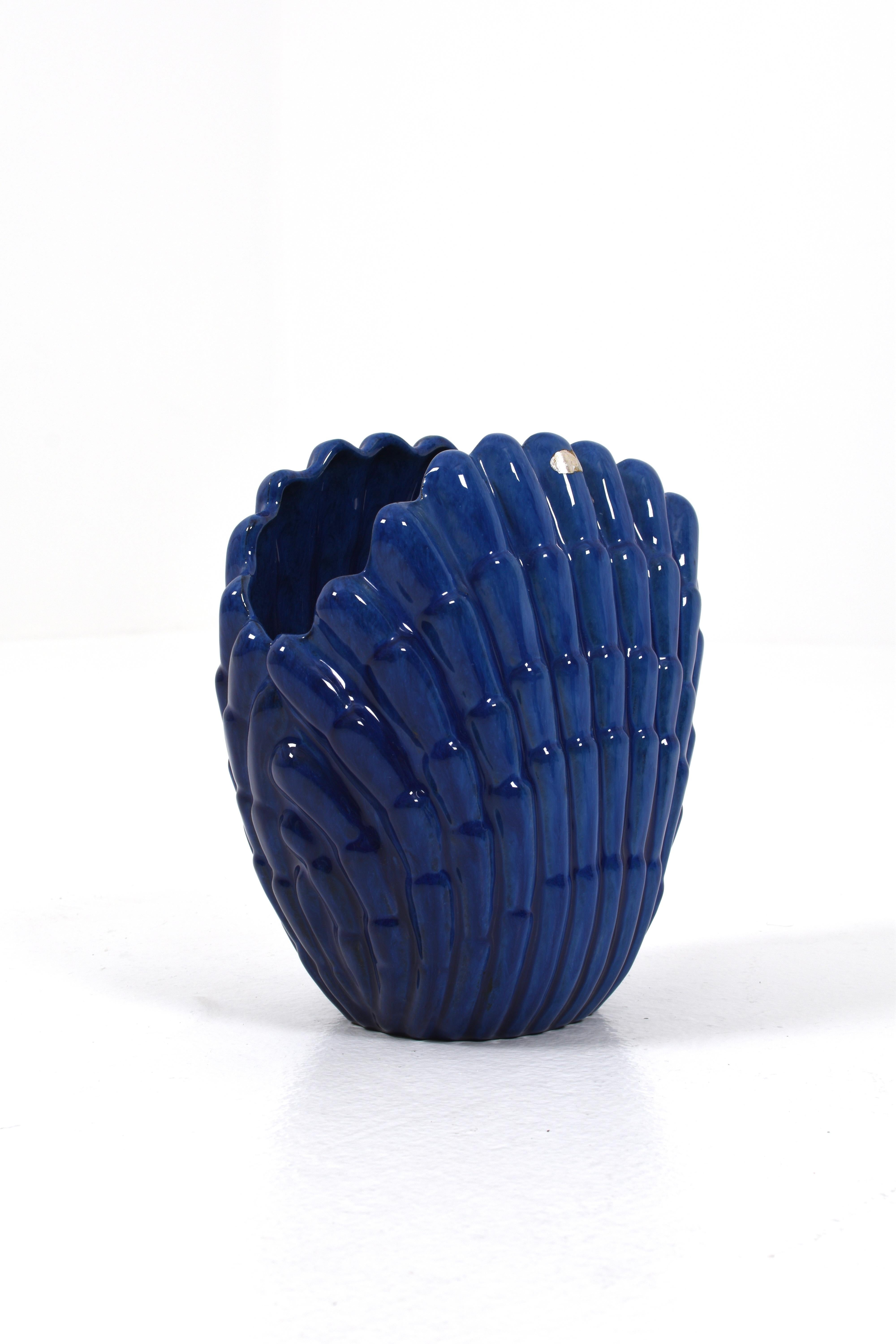 The shell vase is an impressive interior detail that can be used to create a focal point in the room. You can place it alone on a side table, shelf or windowsill, or use it as a beautiful base to display flowers or greenery. No matter how you choose