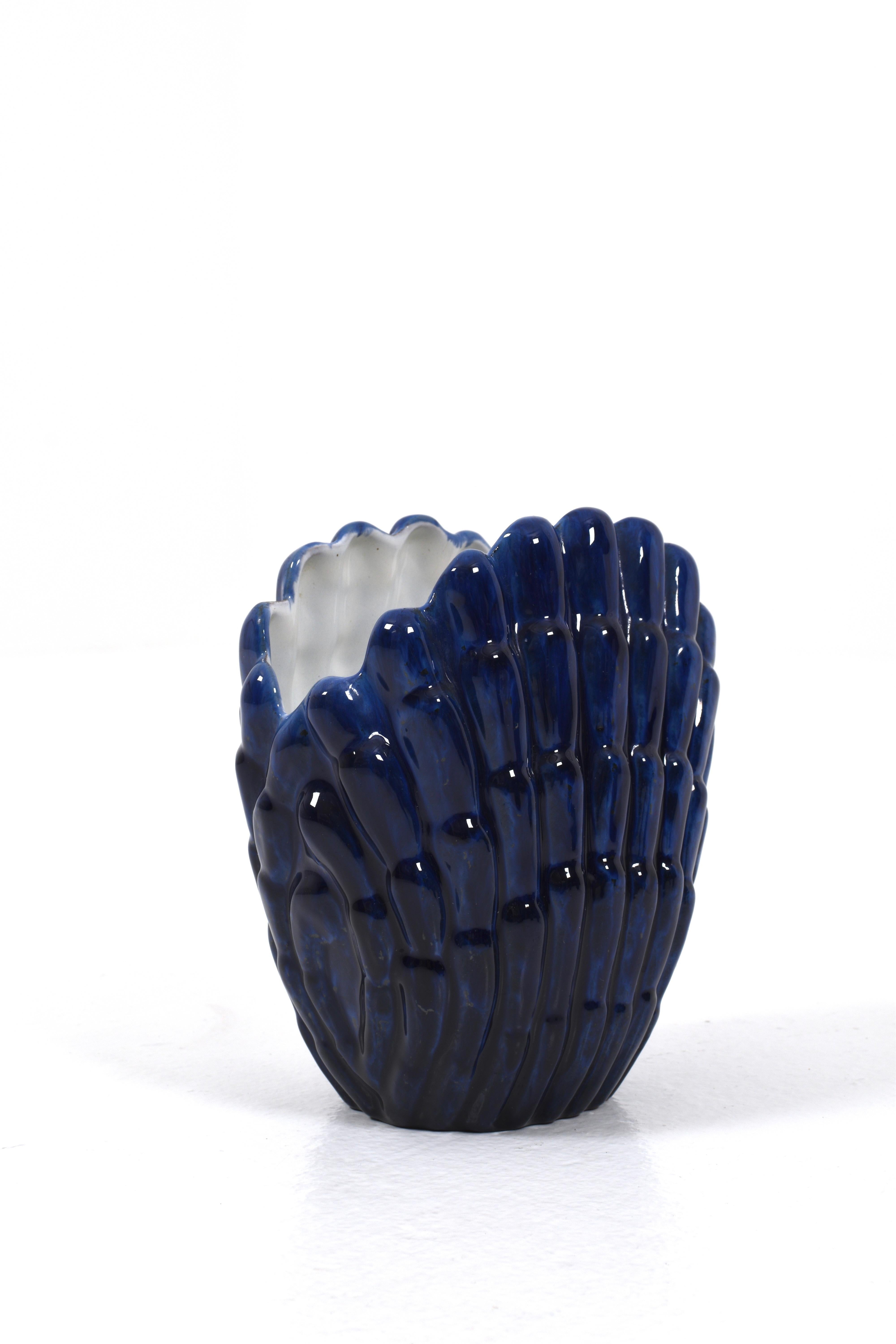 The shell vase is an impressive interior detail that can be used to create a focal point in the room. You can place it alone on a side table, shelf or windowsill, or use it as a beautiful base to display flowers or greenery. No matter how you choose