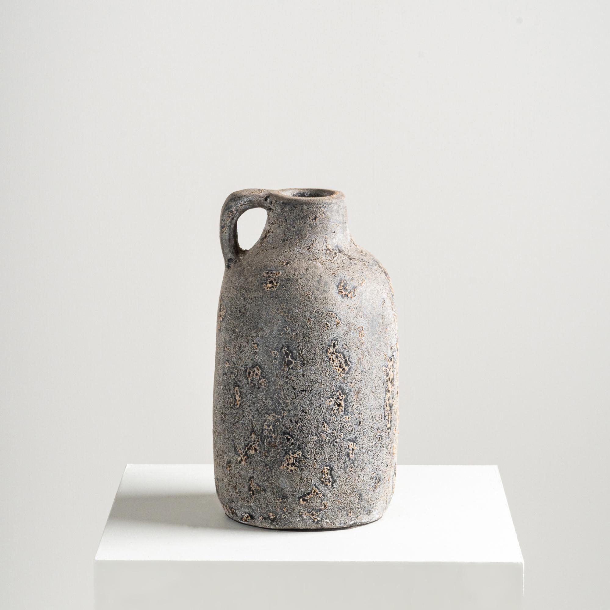 Fatto a mano Vaso a conchiglia, brocca di terracotta strutturata fatta a mano in grigio in vendita