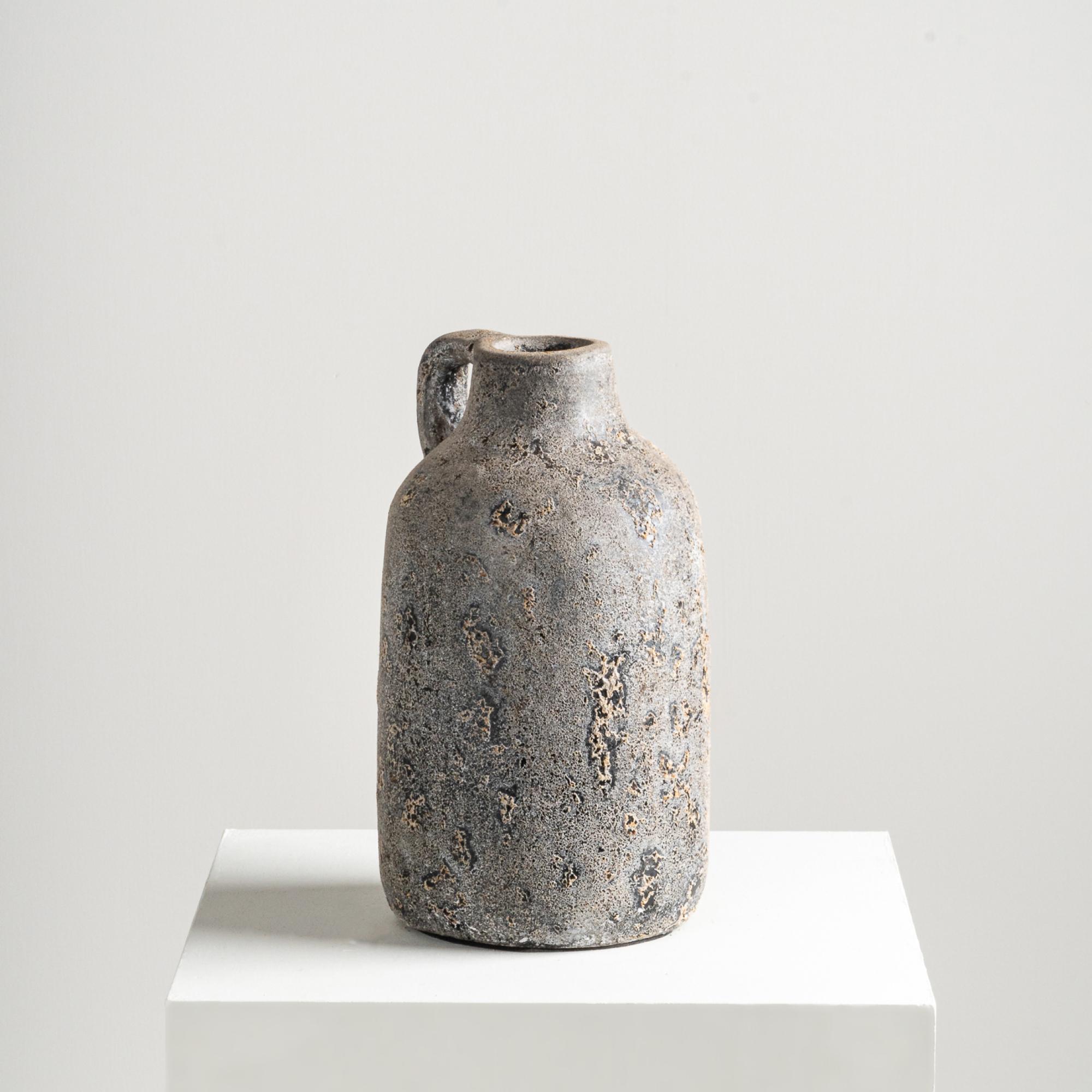 Vaso a conchiglia, brocca di terracotta strutturata fatta a mano in grigio In condizioni Nuovo in vendita a New York, US