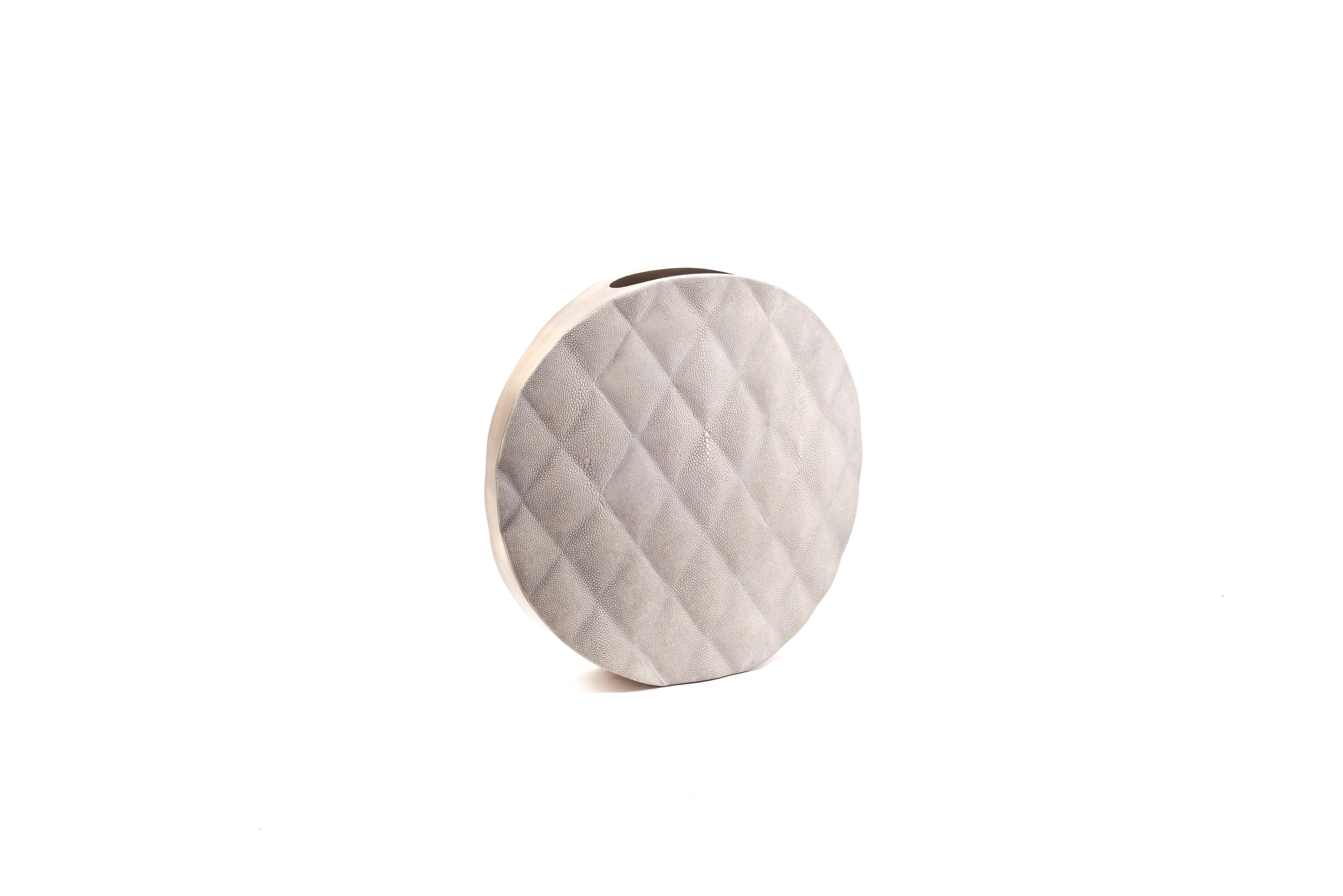 Shell Vase with Brass and Quilted Details by Kifu, Paris For Sale 3