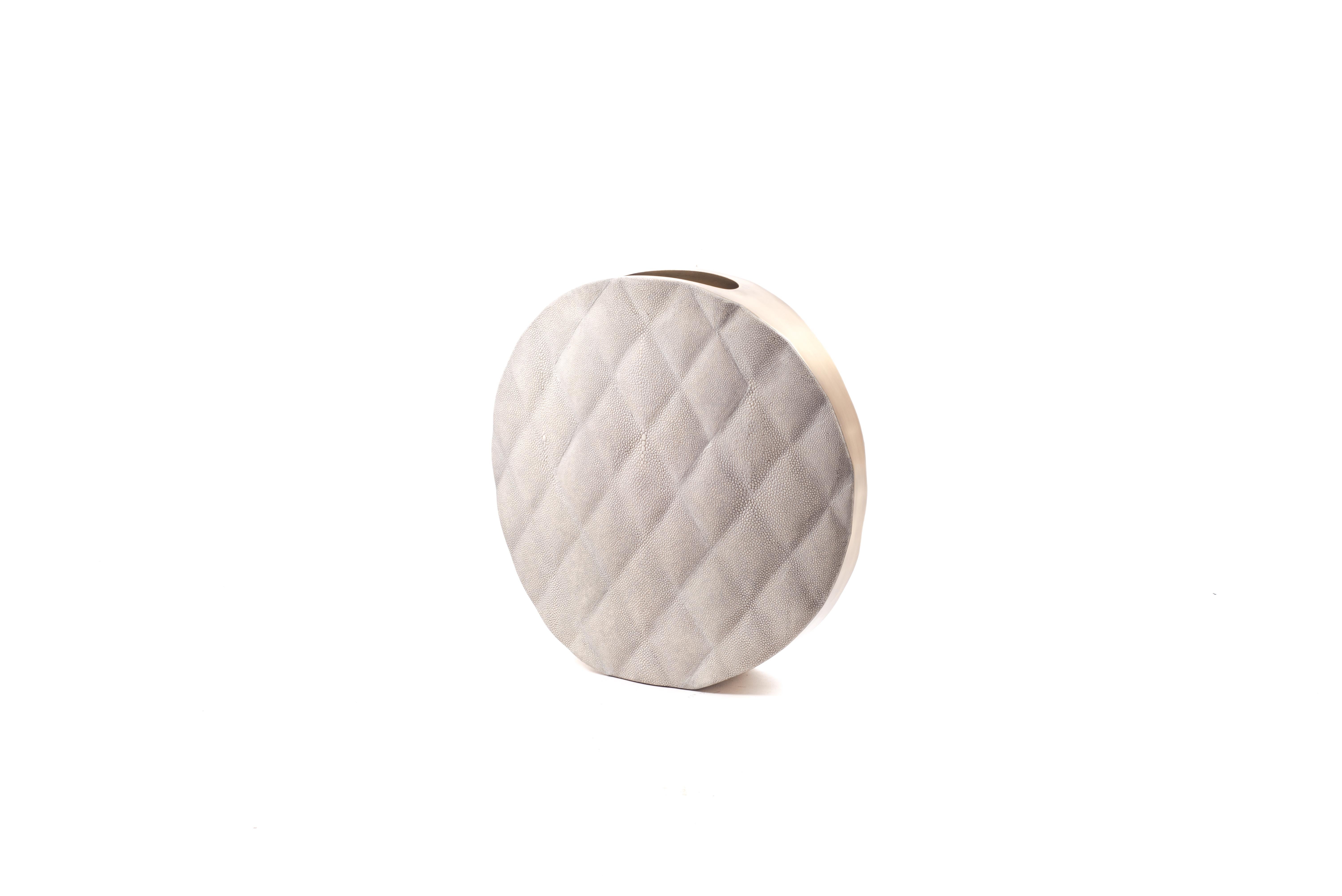 Shell Vase with Brass and Quilted Details by Kifu, Paris For Sale 5