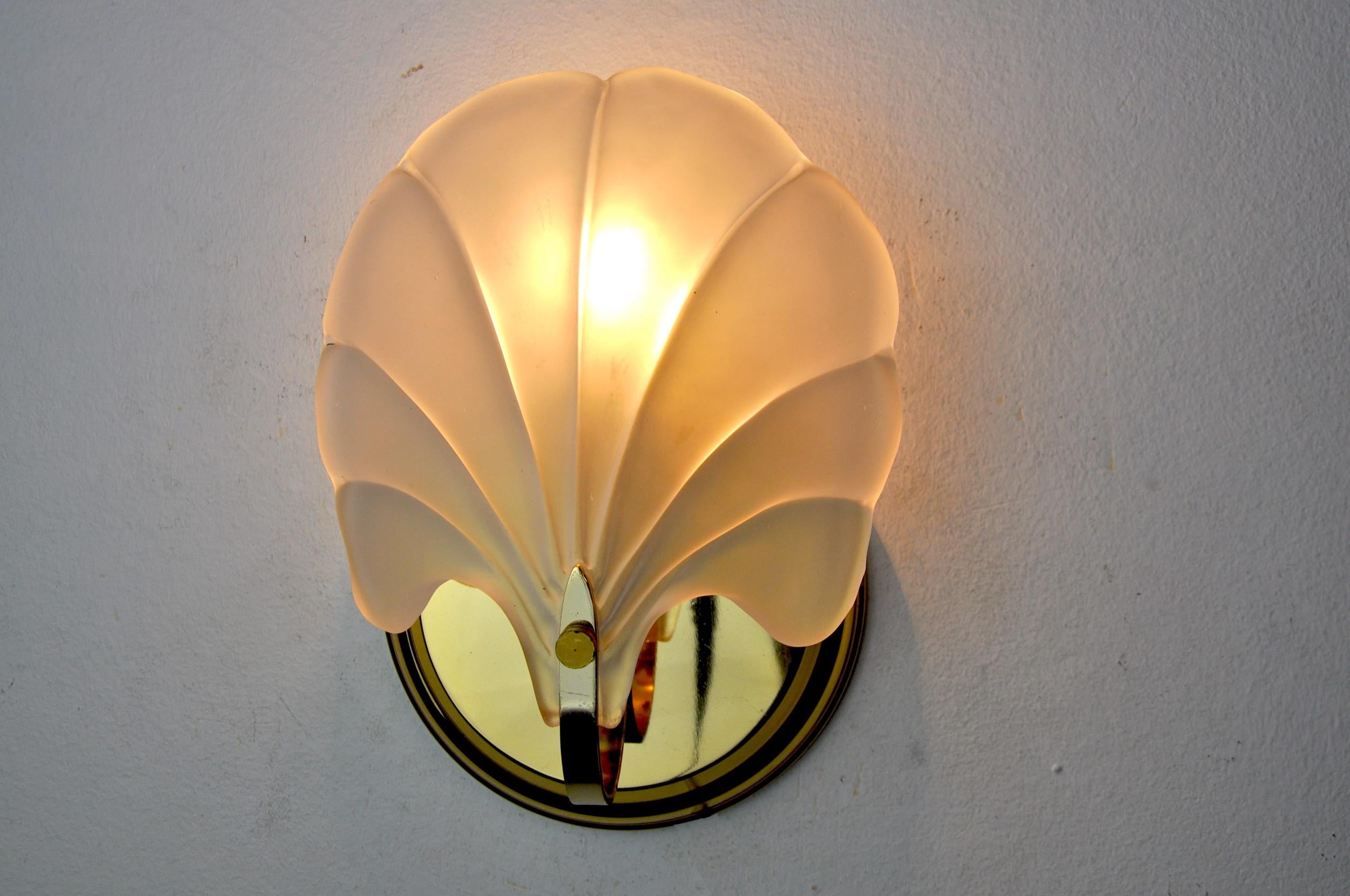 Beautiful shell wall lamp designed and produced in Italy in the 1980s.
Design wall lamp in the shape of a glass shell supported by a gilded metal structure.
Unique object that will illuminate wonderfully and bring a real design touch to your