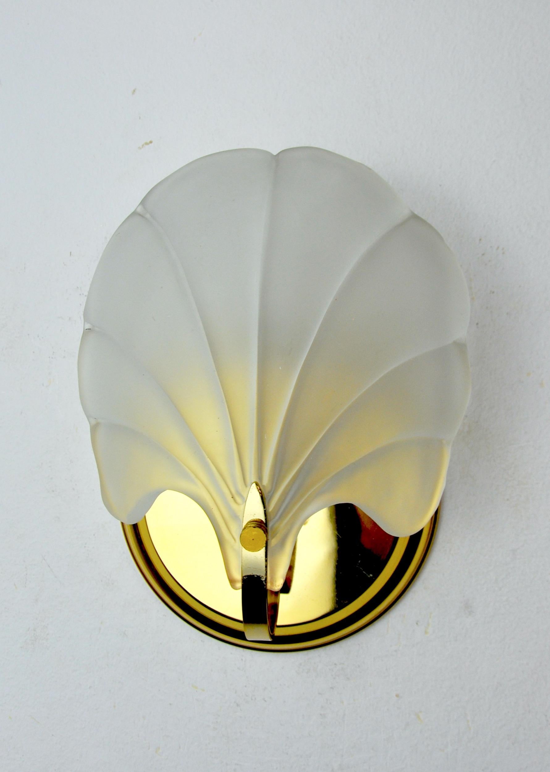 Hollywood Regency Shell Wall Lamp, Opaque Glass, Italy, 1980 For Sale