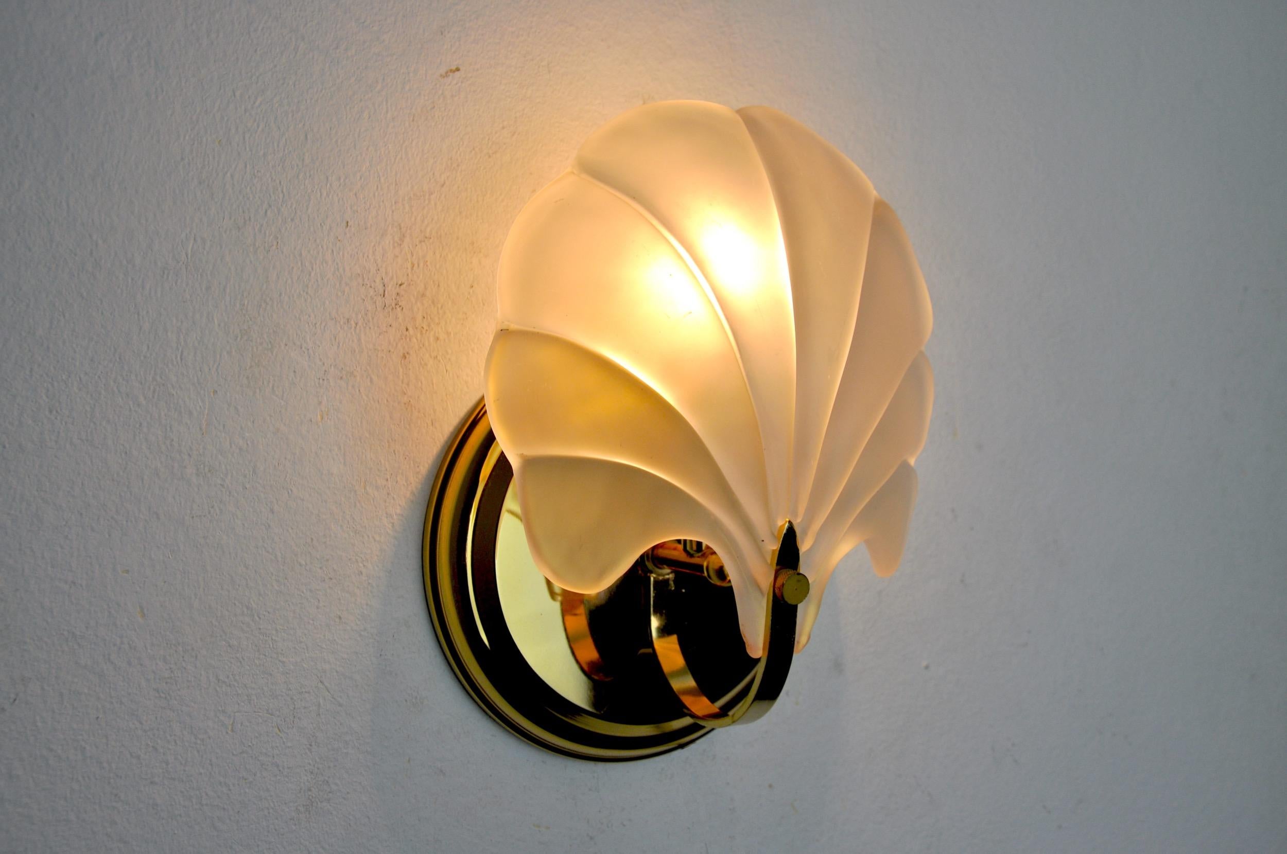Shell Wall Lamp, Opaque Glass, Italy, 1980 In Good Condition For Sale In BARCELONA, ES