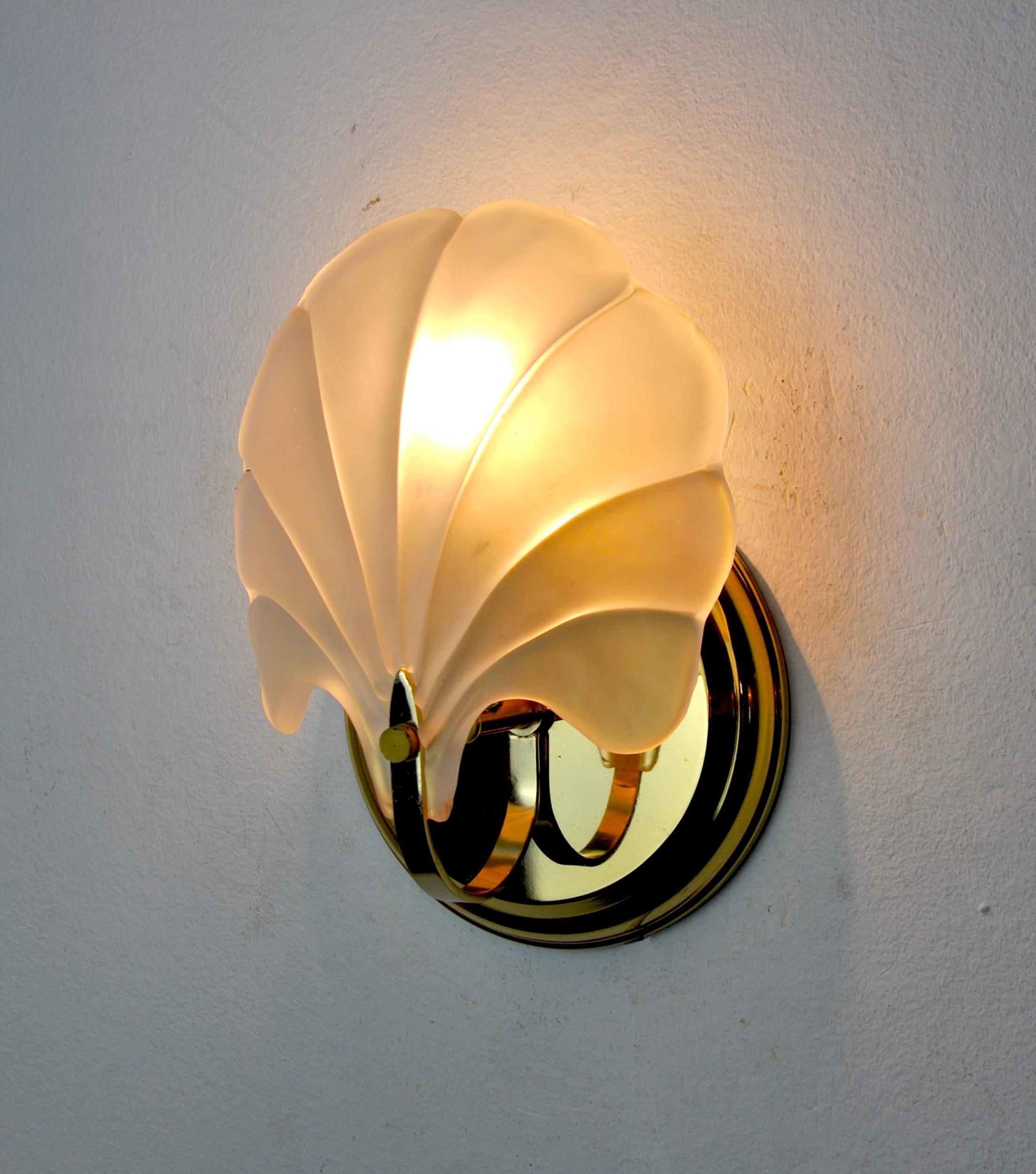 Late 20th Century Shell Wall Lamp, Opaque Glass, Italy, 1980 For Sale