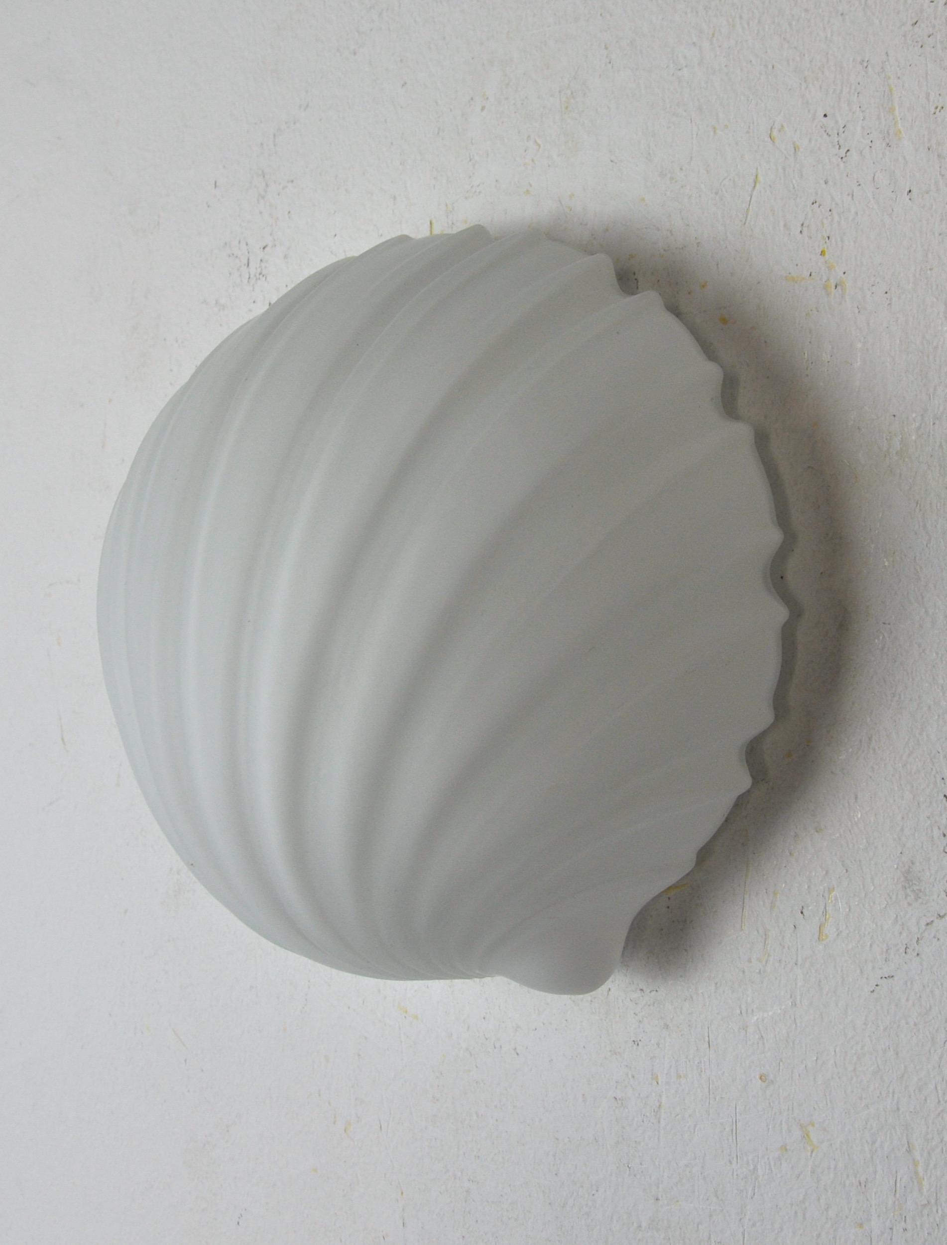 Hollywood Regency Shell wall lamp, white opaline, Italy, 1980 For Sale