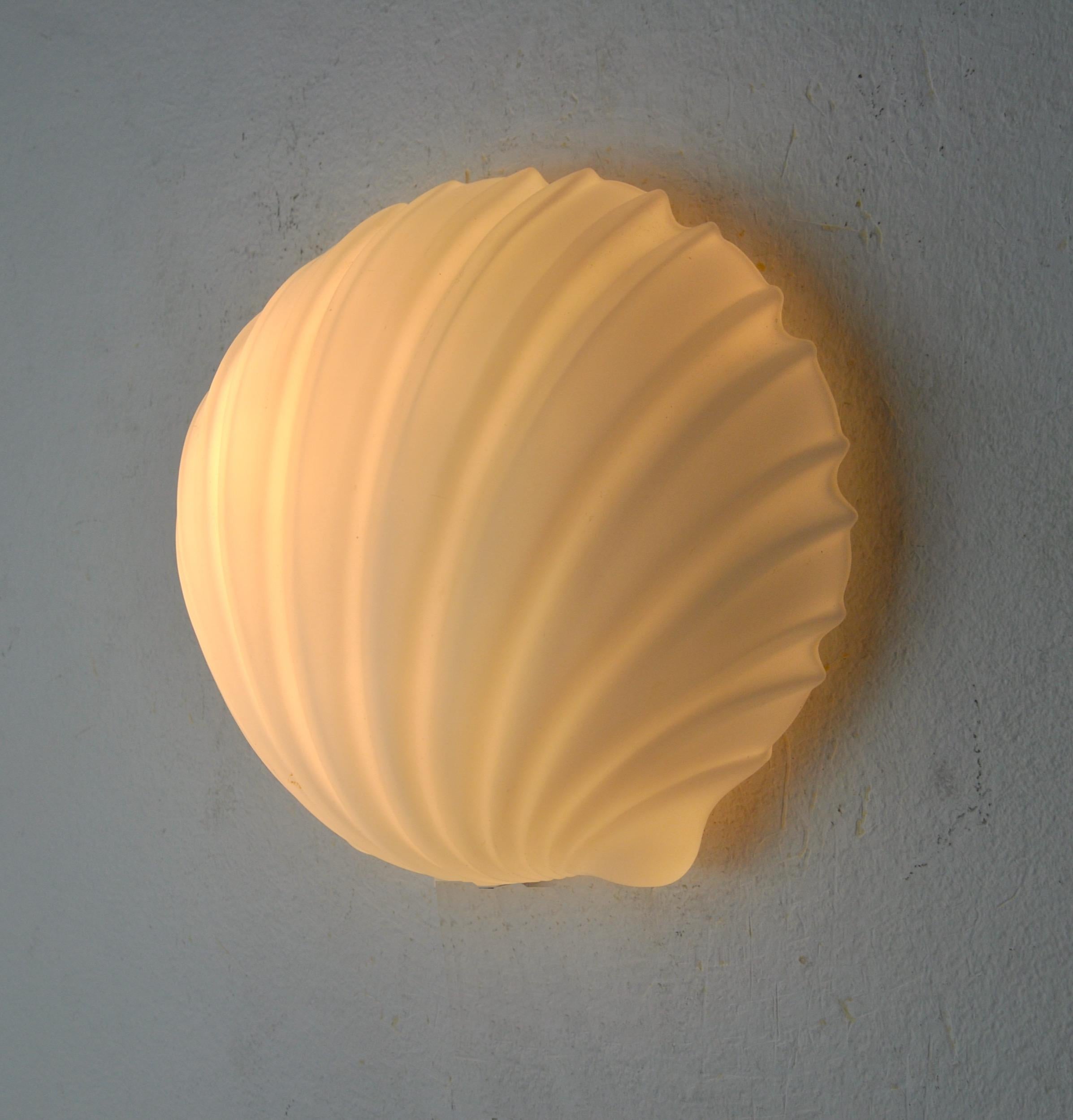 Shell wall lamp, white opaline, Italy, 1980 In Good Condition For Sale In BARCELONA, ES