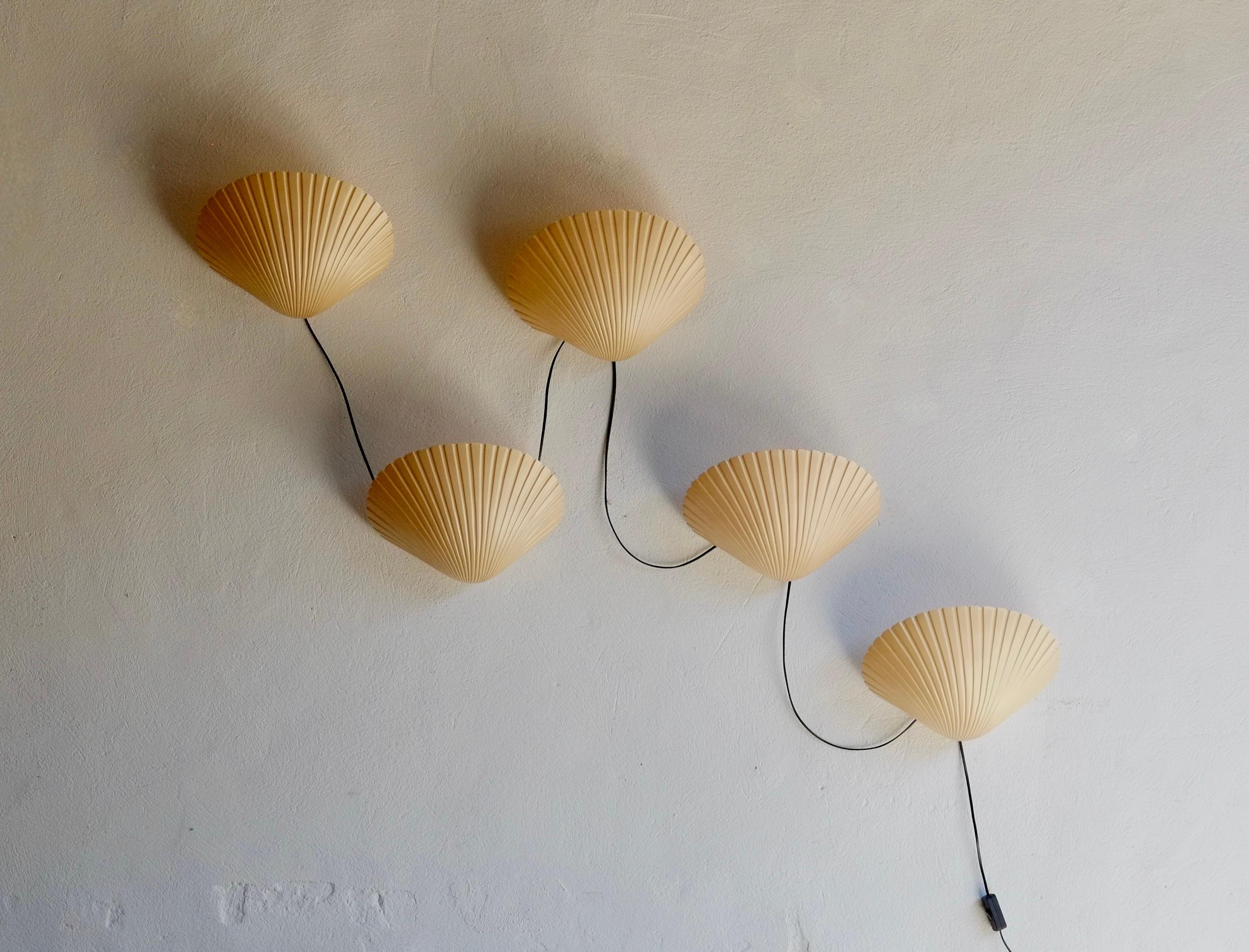 Ensemble de cinq lampes murales en forme de coquille en fibre de verre par Michelle Mahe et Andre Cazenave pour Atelier-A, 1968.

Les lampes peuvent être disposées en plusieurs formes pour s'adapter à la pièce. Les lampes ont été équipées d'une
