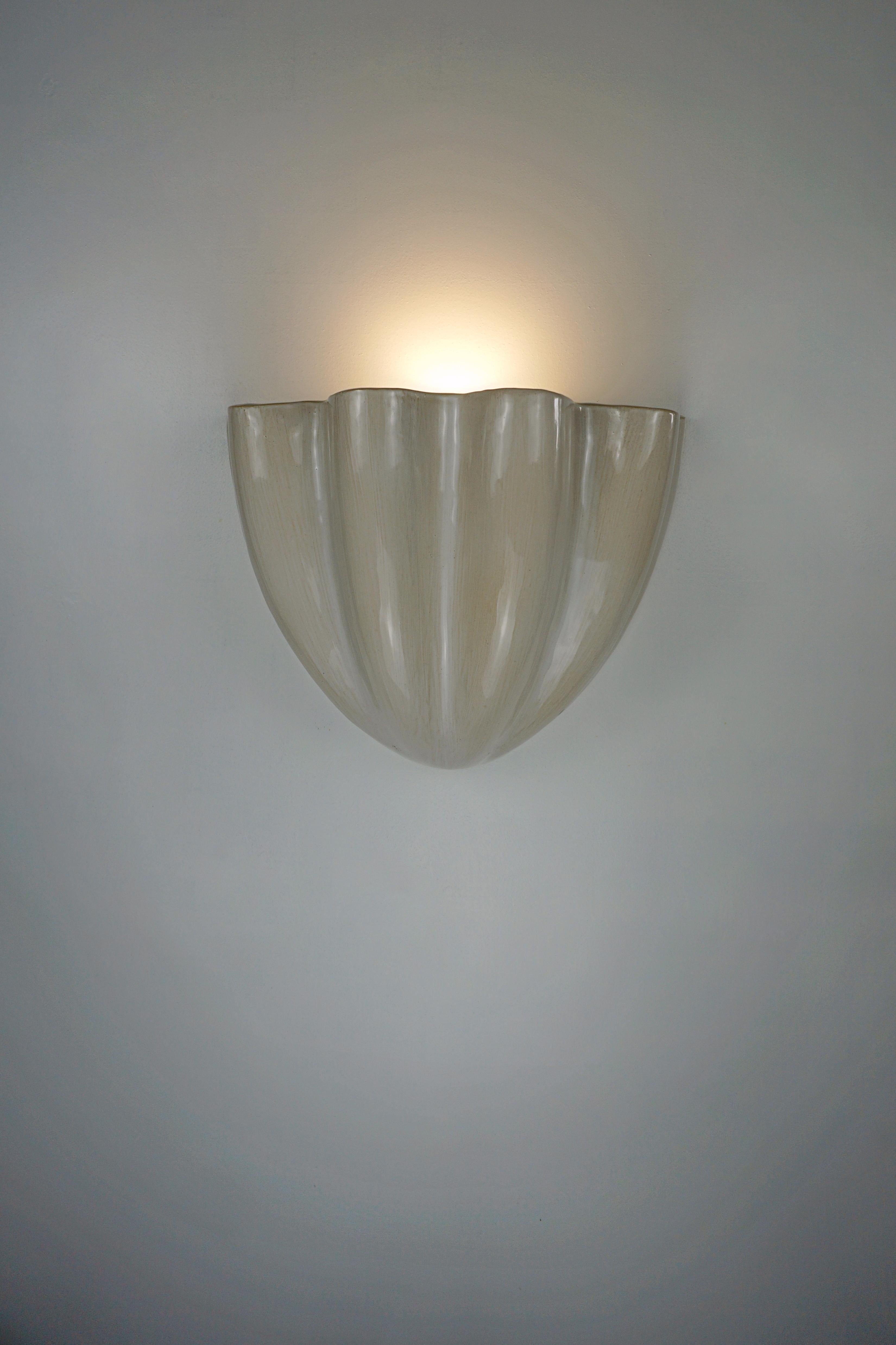 Organico moderno Applique a conchiglia, rapporto aureo, illuminazione a LED e ceramica smaltata in vendita