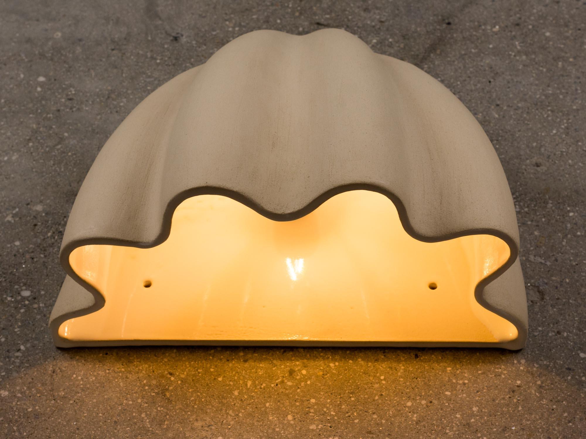 Smaltato Applique a conchiglia, rapporto aureo, illuminazione a LED e ceramica smaltata in vendita