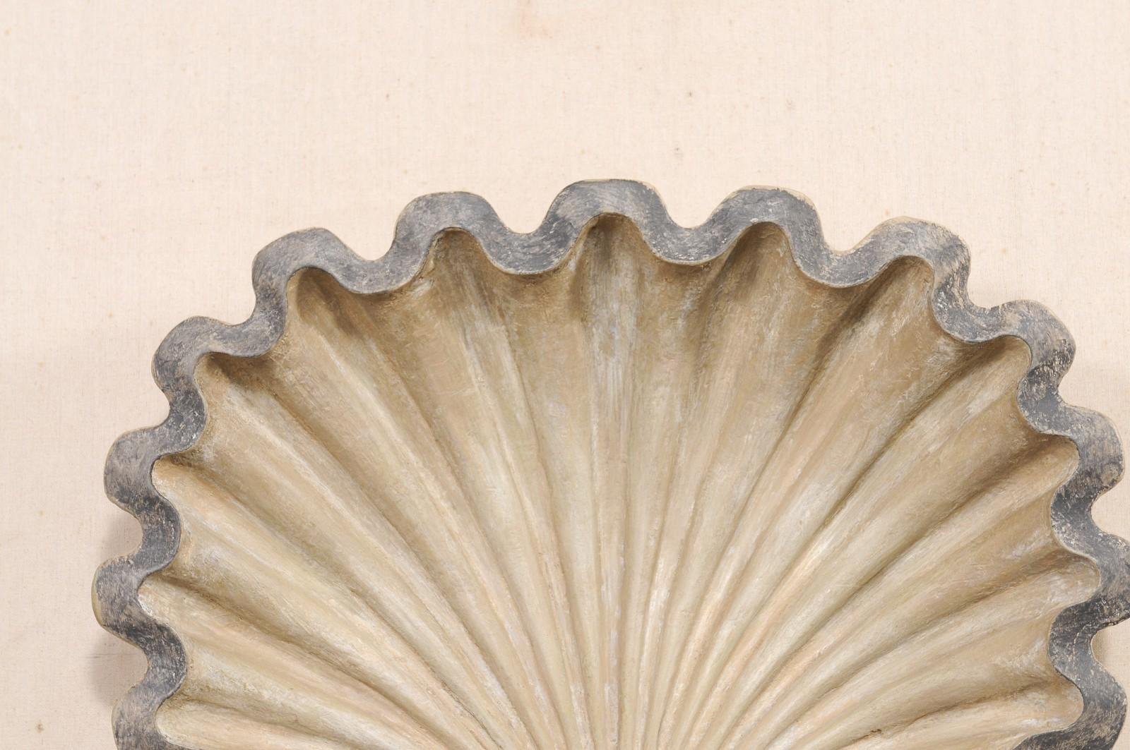 Muschel Wandtafel, geschnitzt & bemalt Wood (Handgeschnitzt) im Angebot