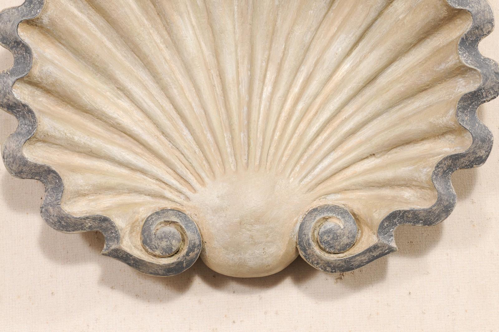 Muschel Wandtafel, geschnitzt & bemalt Wood im Zustand „Hervorragend“ im Angebot in Atlanta, GA