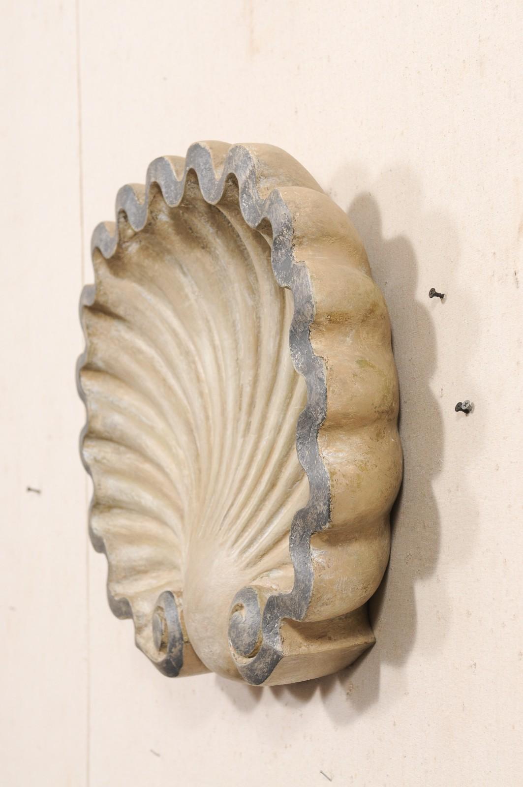 Muschel Wandtafel, geschnitzt & bemalt Wood (21. Jahrhundert und zeitgenössisch) im Angebot