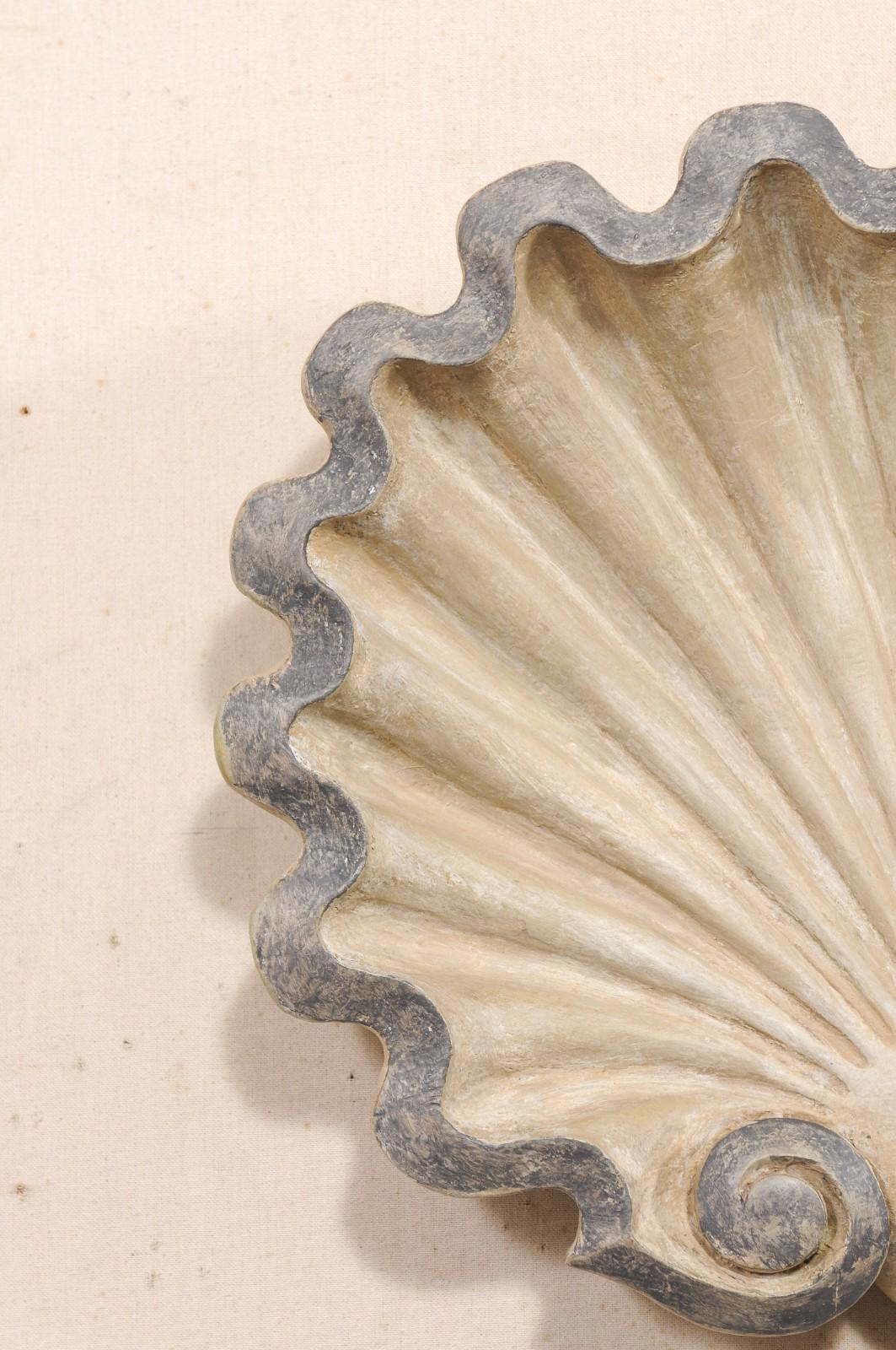 Muschel Wandtafel, geschnitzt & bemalt Wood im Angebot 1