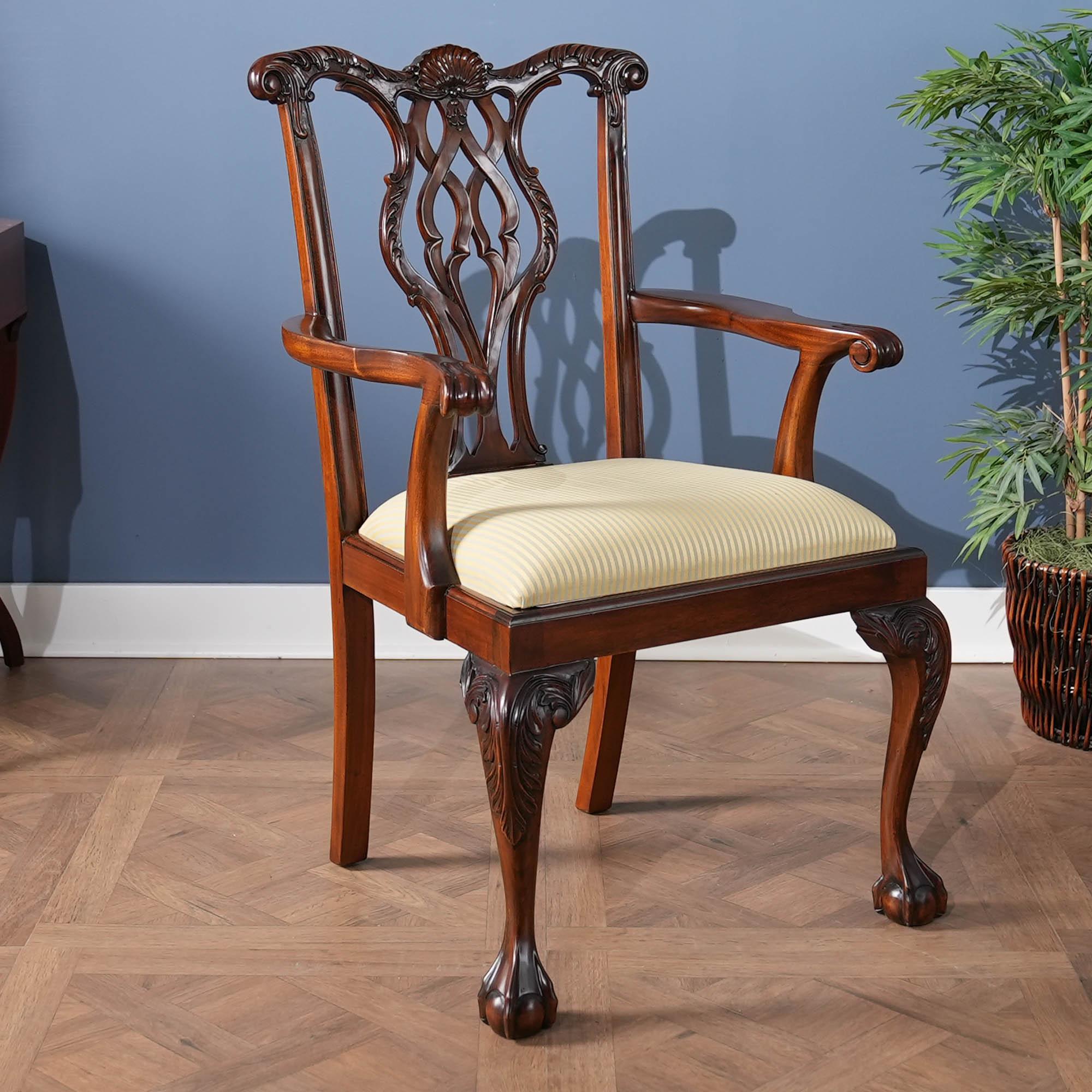 Il set di 10 sedie da pranzo in mogano Shellback è una sedia di alta gamma in mogano massiccio in stile Chippendale, con una barra di cresta superiore a serpentina che vanta una conchiglia intagliata e intagli a fogliame d'acanto a forma di voluta