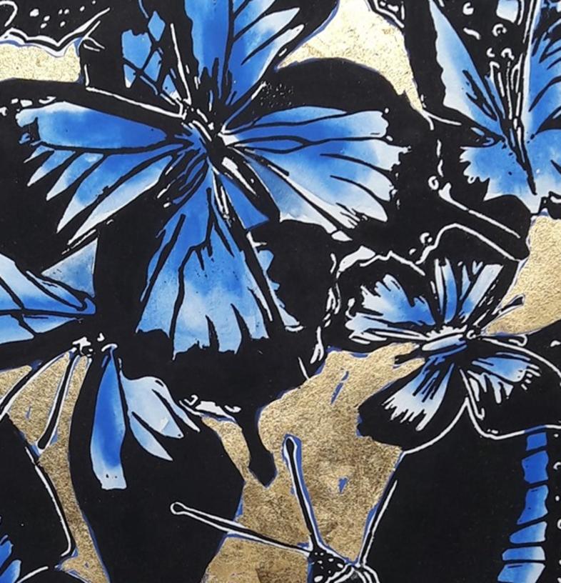 Blaue Morpho - Blaue Schmetterlinge auf Gold:  Acryl- und Linocut-Druck auf Dibond – Print von Shelley Dyer-Gibbins