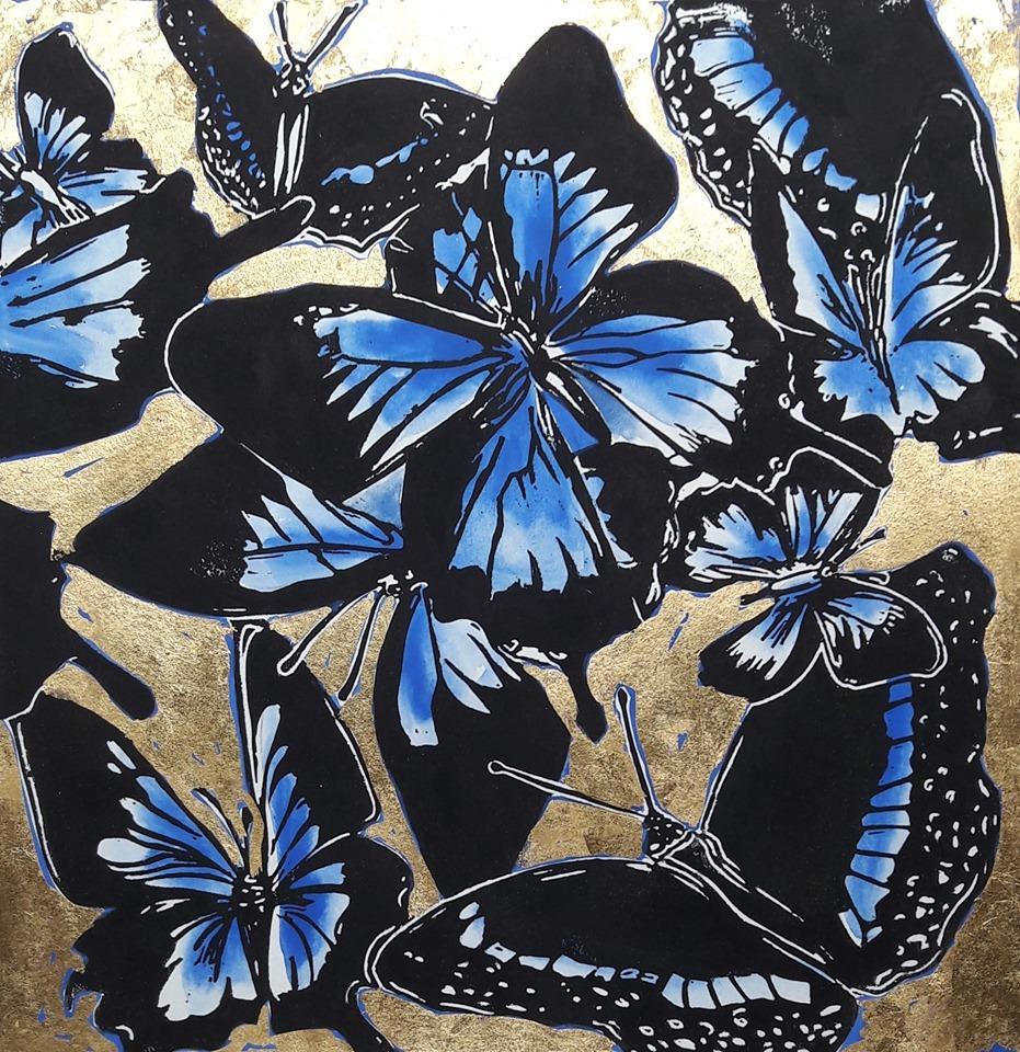 Shelley Dyer-Gibbins Animal Print – Blaue Morpho - Blaue Schmetterlinge auf Gold:  Acryl- und Linocut-Druck auf Dibond