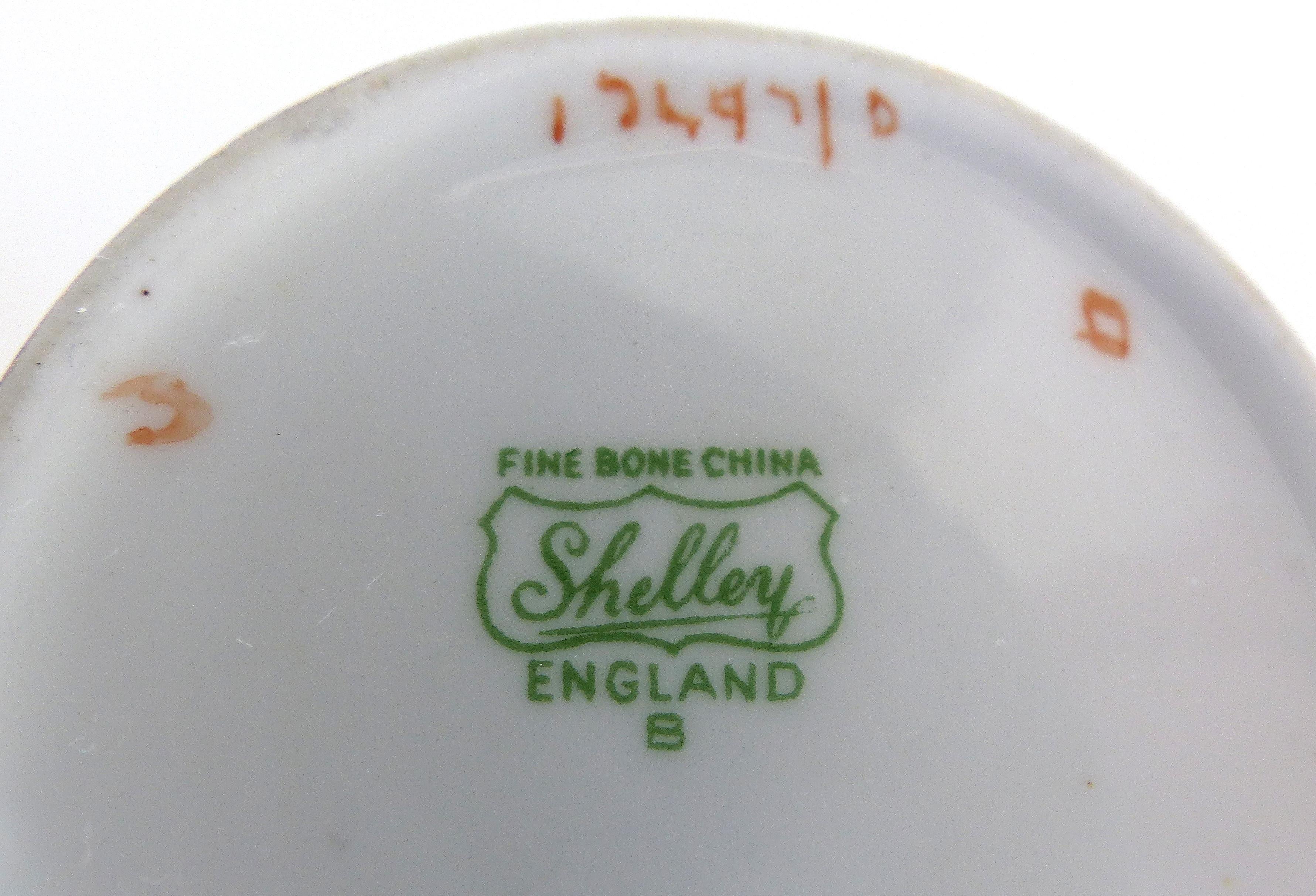 20ième siècle Tasses et soucoupes à demi-tasse en porcelaine fine à la cendre d'os émaillée et dorée Shelley England en vente
