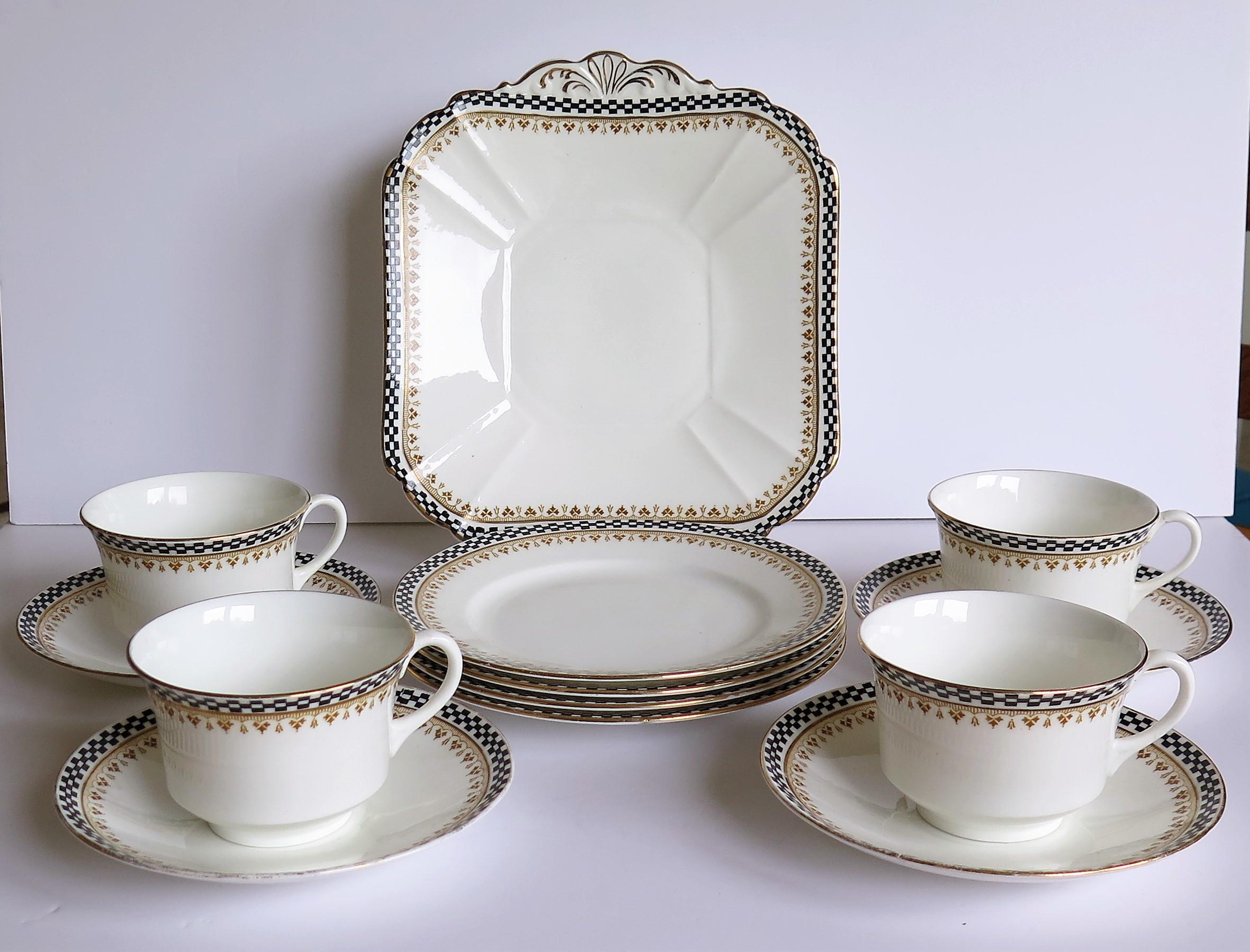 Service à thé de 13 pièces en porcelaine de Shelley Potteries Ltd, Staffordshire, Angleterre, au motif frappant et de la période Art Déco, vers 1920.

Le service à thé présente un audacieux motif géométrique Art Déco à carreaux noirs et blancs, avec