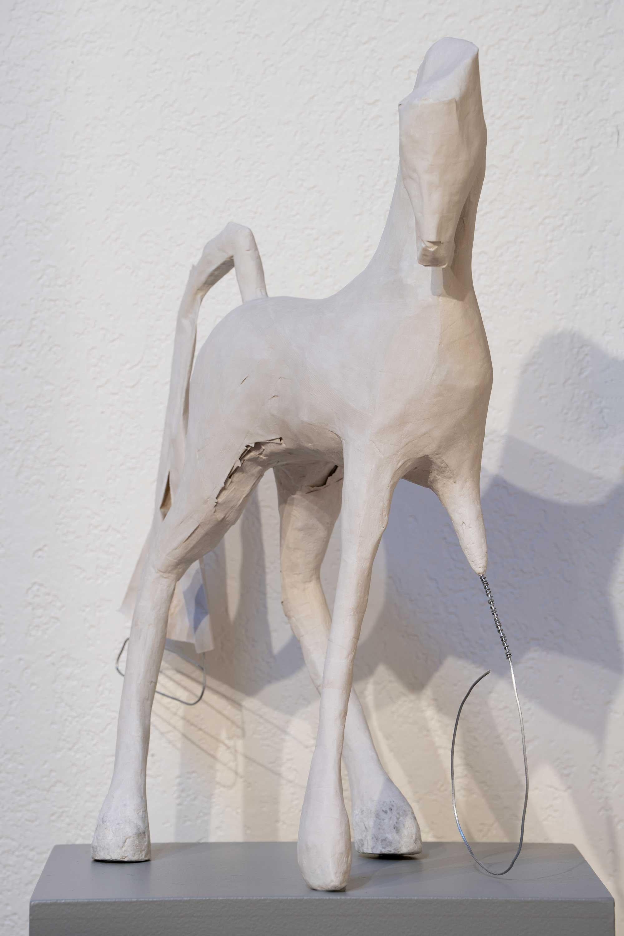 "Rey del Dolor" de Shelli Langdale, Escultura Caballo Blanco