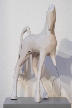„King of Pain“ von Shelli Langdale, Skulptur eines weißen Pferdes