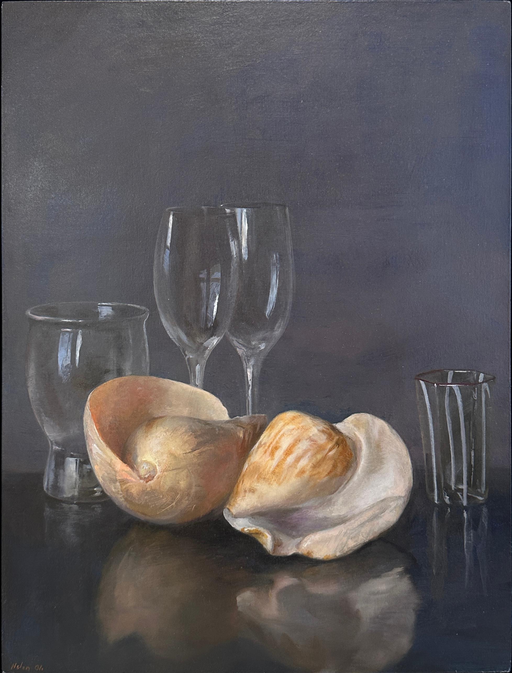 La semplicità delle nature morte di Helen Oh è ingannevole. A uno sguardo più attento, lo spettatore vede le deboli ombre proiettate sulla superficie riflettente del tavolo insieme alla superficie delicata delle conchiglie sfaccettate e dei vasi di