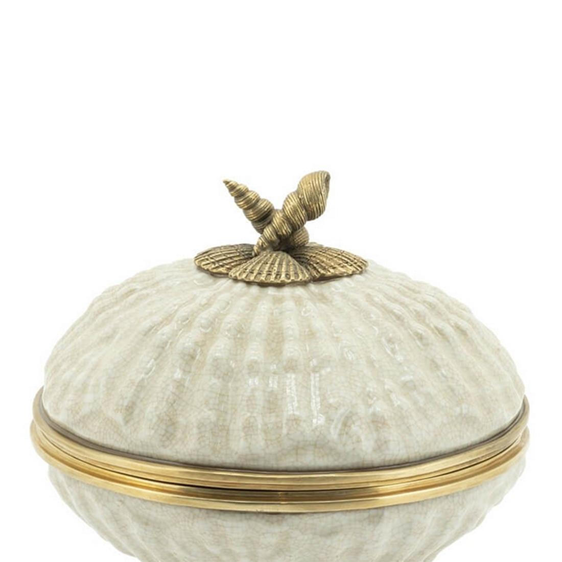 Box Shells in porcelain with porcelain 
lid. All details in solid bronze in antique finish.