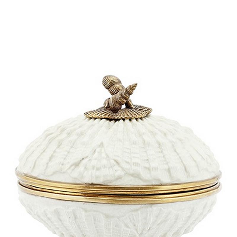 Box shells in hand-carved white porcelain
with solid bronze details.