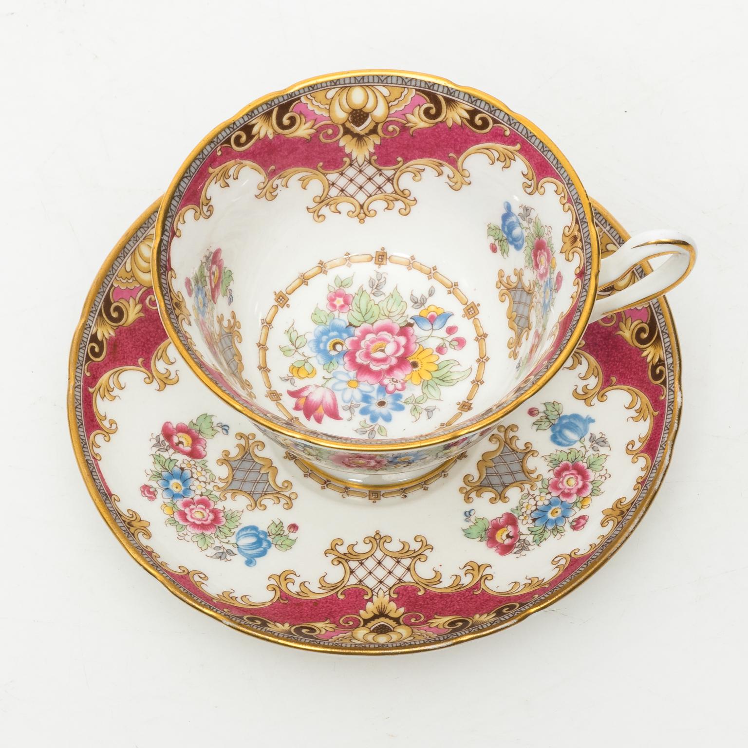 Shelly Sheraton Pattern English Footed Teacup and Saucer In Good Condition In Stamford, CT
