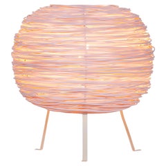 Mesa Shelter de Ango - Lámpara de mesa tejida a mano en plástico reciclado de colores.