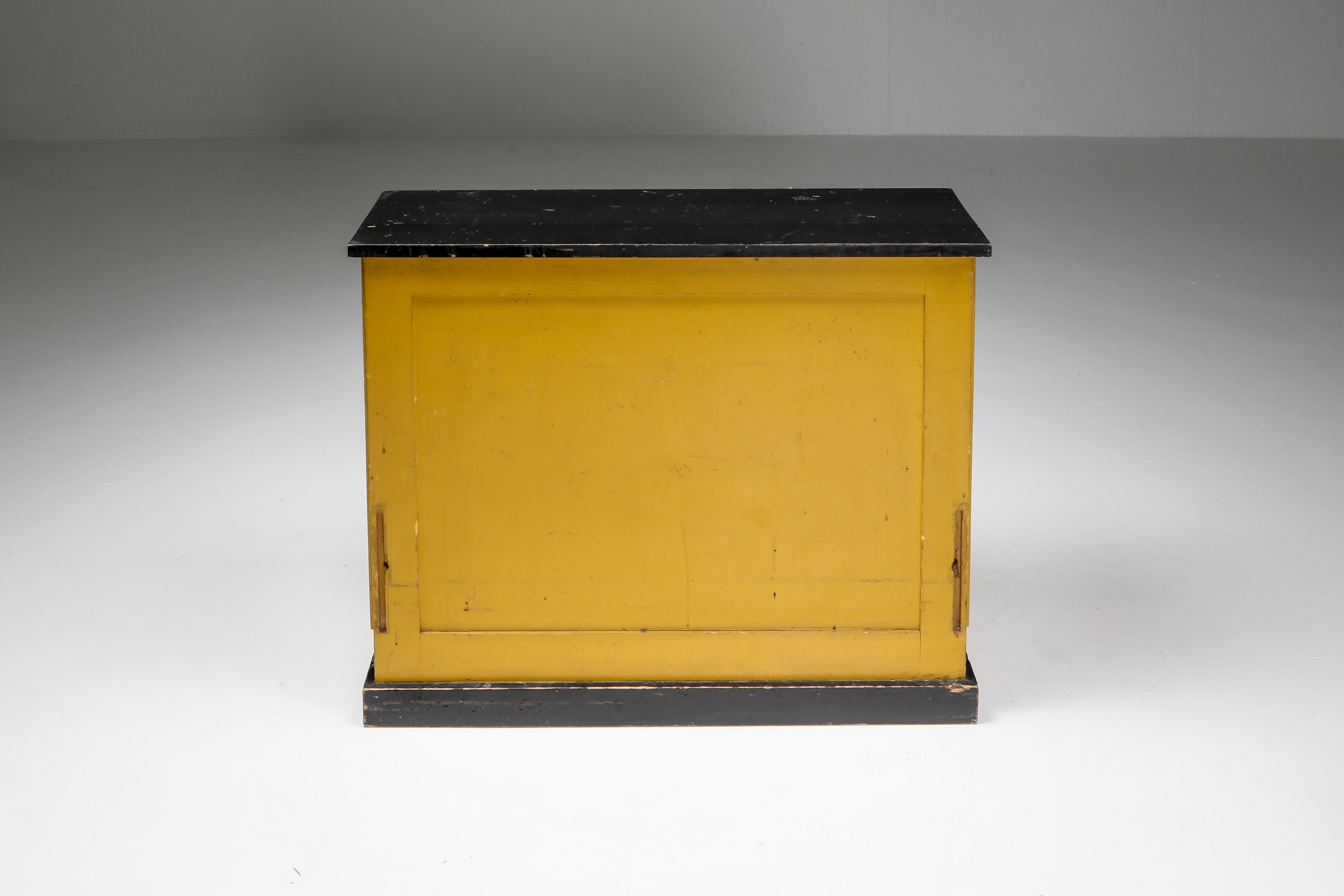 Shelve Cabinet by Dutch Modernist H. Wouda, 1924 In Good Condition For Sale In Antwerp, BE