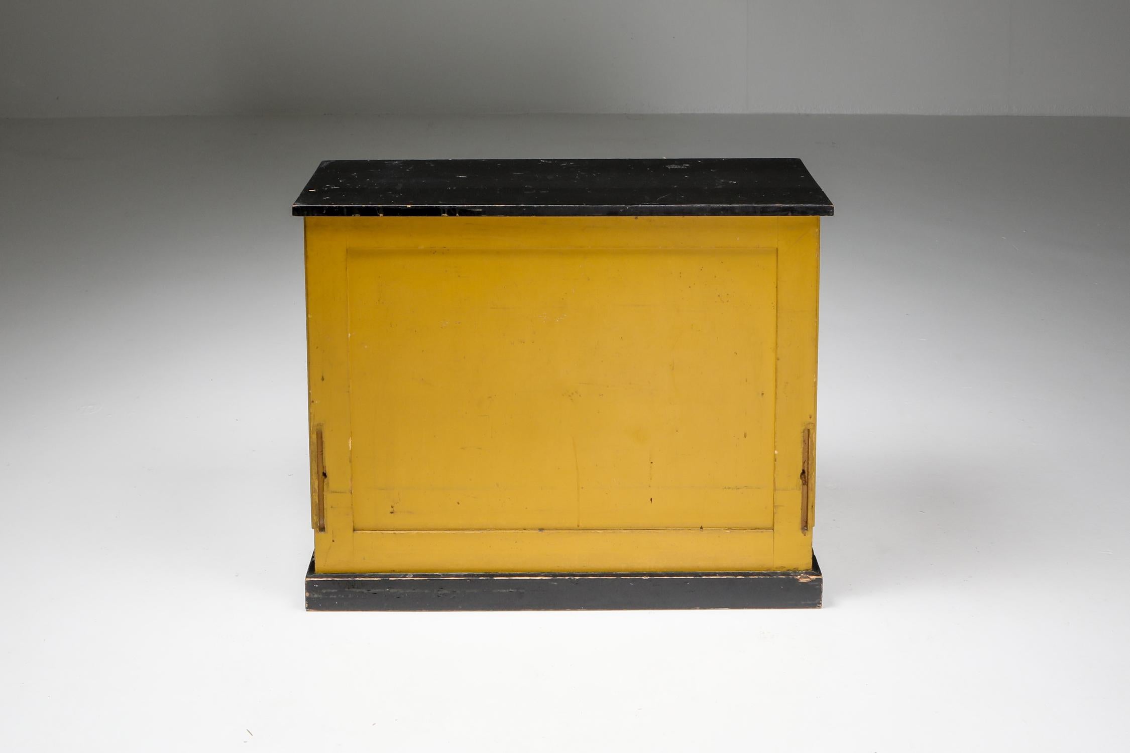 Modernist yellow, black and red shelve unit, Hendrik Wouda, H. Pander & Zonen, Netherlands 1924

Painted pine

The Interbellum, the period between the two World Wars, was a time when culture Dutch blossomed. Architects, designers and artists set