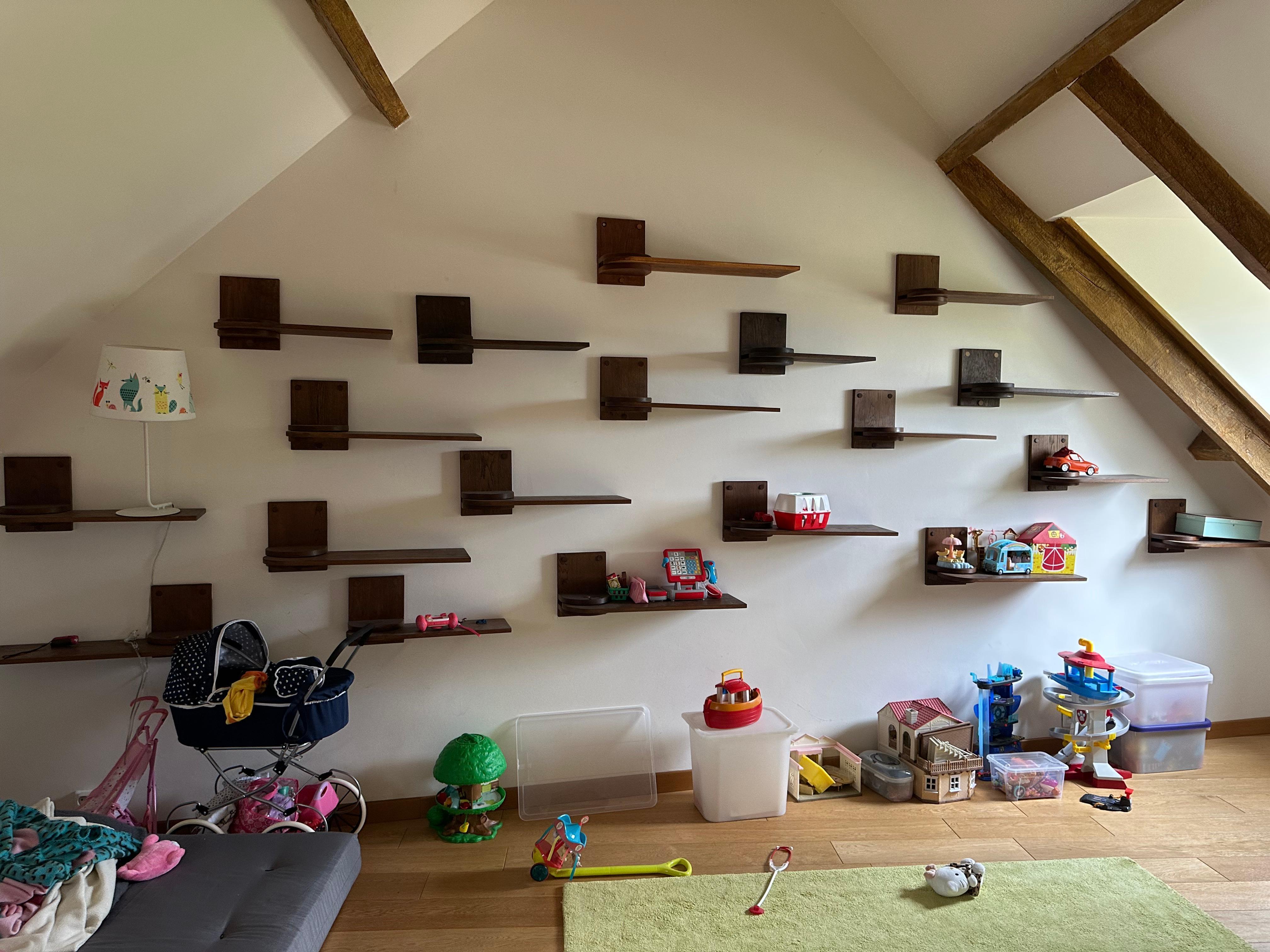 shelves in oak by  GUILLERME &CHAMBRON In Good Condition For Sale In Saint-Ouen, FR