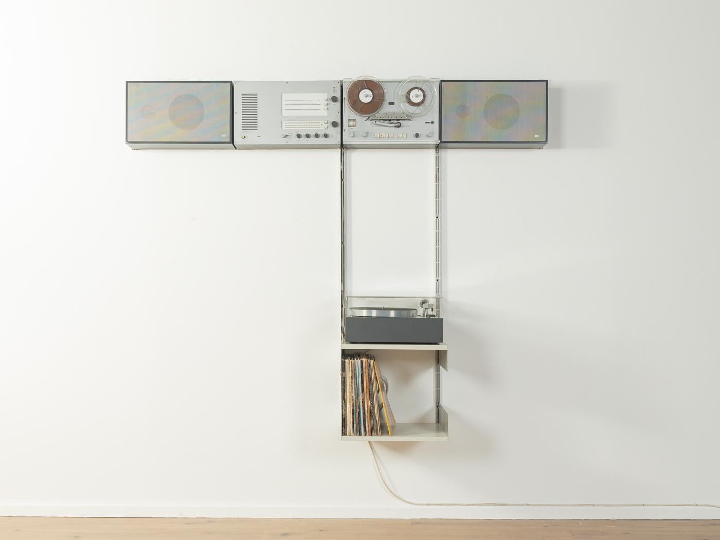 Système audio mural unique de Dieter Rams pour Braun datant des années 1960. Construction de haute qualité comprenant cinq profilés en aluminium, deux étagères, deux enceintes L450, un magnétophone TG60, une unité de contrôle TS45 (radio et