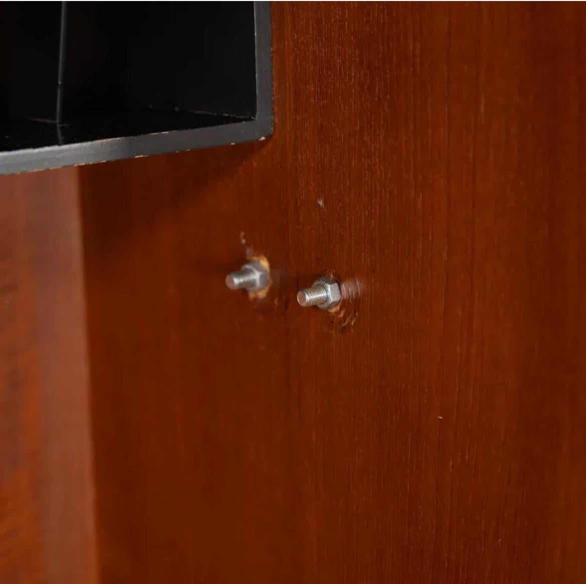 Bellissima parete attrezzata a quattro vani di Leonardo Fiori in teak. Include cinque aste di tensione, quattro armadietti e sei ripiani. Gli armadi e i ripiani possono essere assemblati in molti modi diversi all'interno delle baie. Nel video