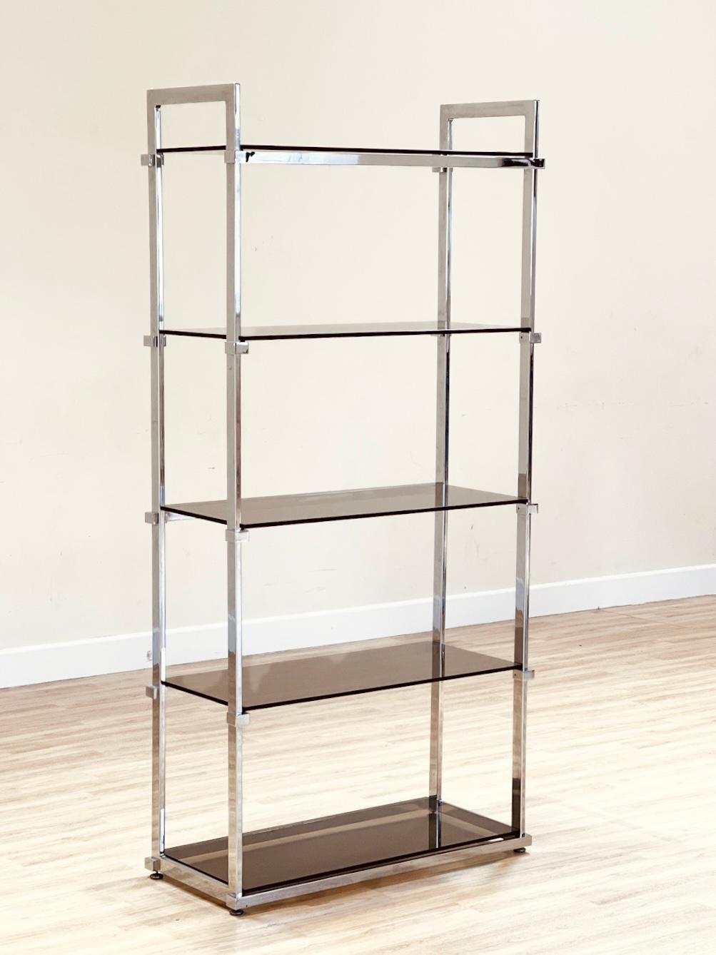 The stunning shelving unit was meticulously crafted by the renowned British designer Tim Bates in the 1970s for the esteemed British furniture manufacturer Pieff Lisse. This exquisite shelving unit is part of the company’s Lisse range and is