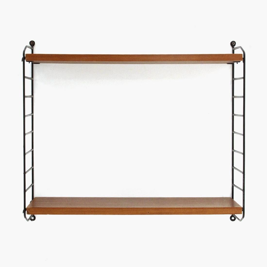 Italian-made hanging bookcase produced in the 1960s.
Side uprights in black plastic metal.
Two shelves in teak veneered wood.
Good general condition, some signs on the shelves due to normal use over time.

Dimensions: Length 59 cm, depth 20 cm,