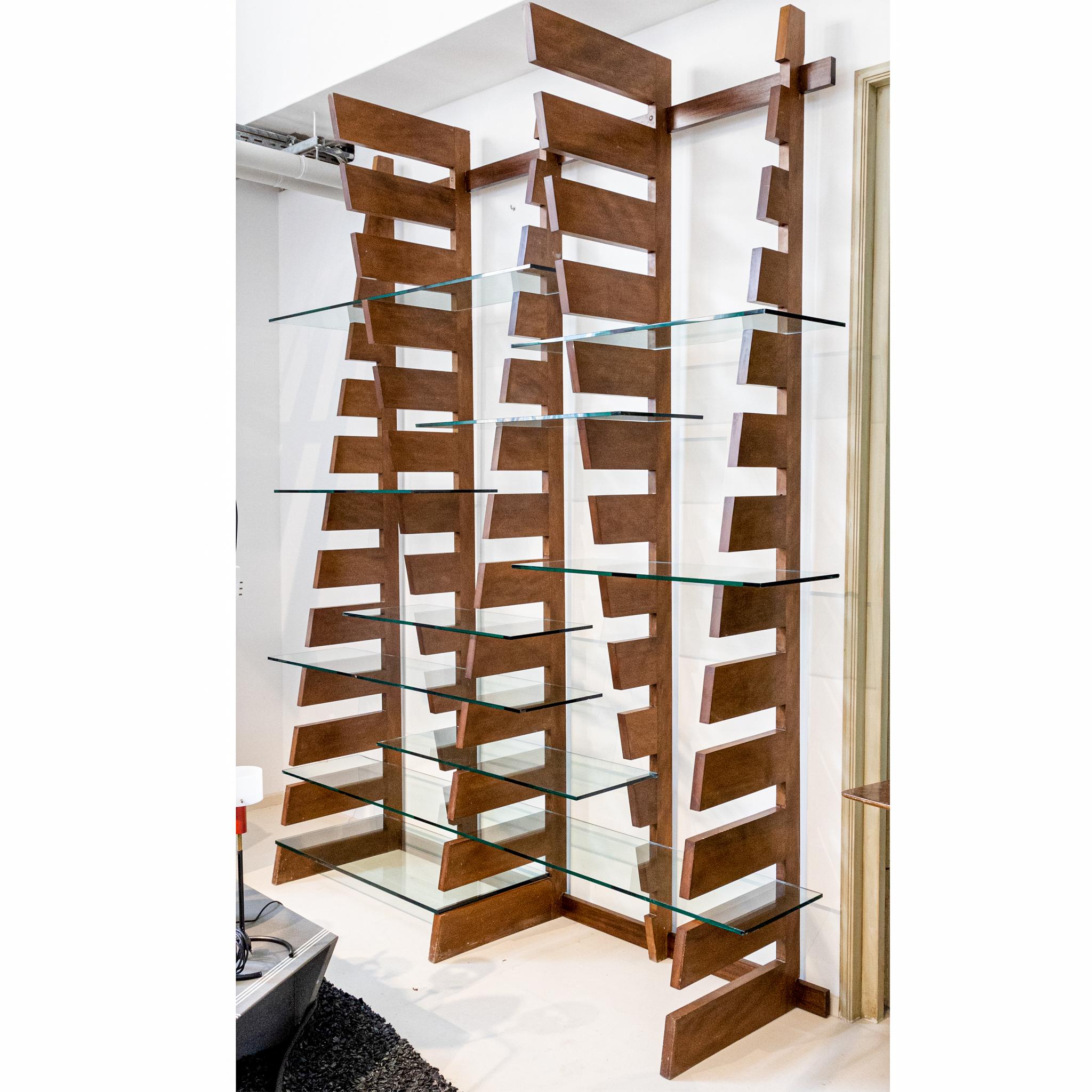 Large shelf made of wedge-shaped partitions with individually placeable glass shelves.