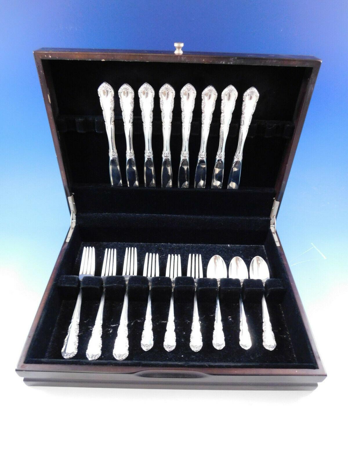 Shenandoah by Wallace sterling silver flatware set, 32 pieces. This set includes:

8 knives, 9
