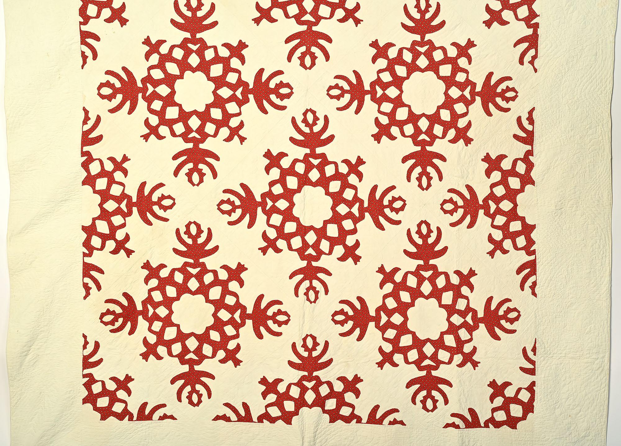 Per quanto ne so, questo quilt applique è un modello originale. È ben trapuntato e applicato con applique al contrario in ogni blocco. È ben bilanciato con cinque blocchi completi e blocchi parziali che creano una cornice efficace. Il materiale è un