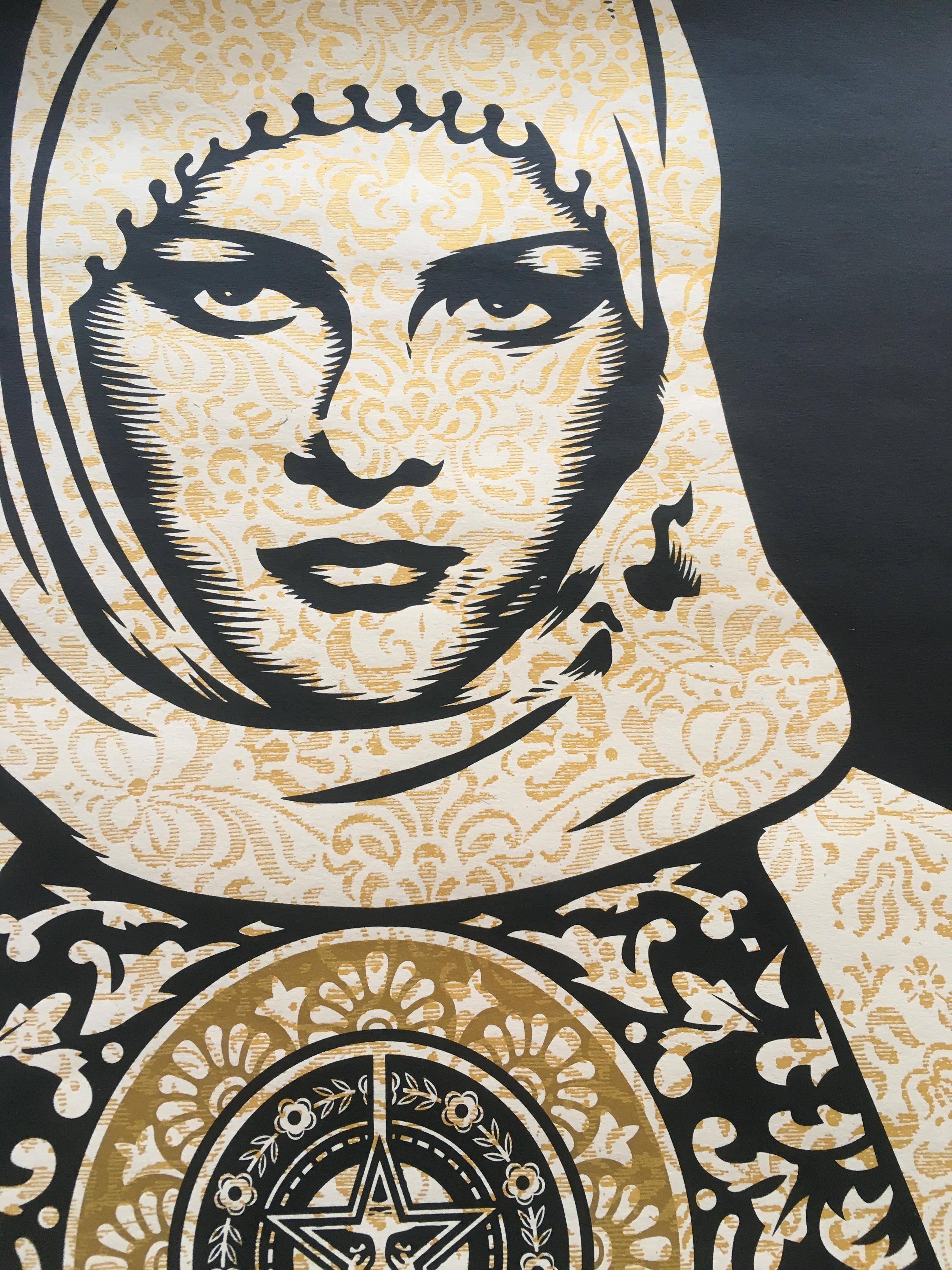 Arabische arabische Frau in Gold (2007), Siebdruck, limitierte Auflage von 300 Stück (Streetart), Print, von Shepard Fairey