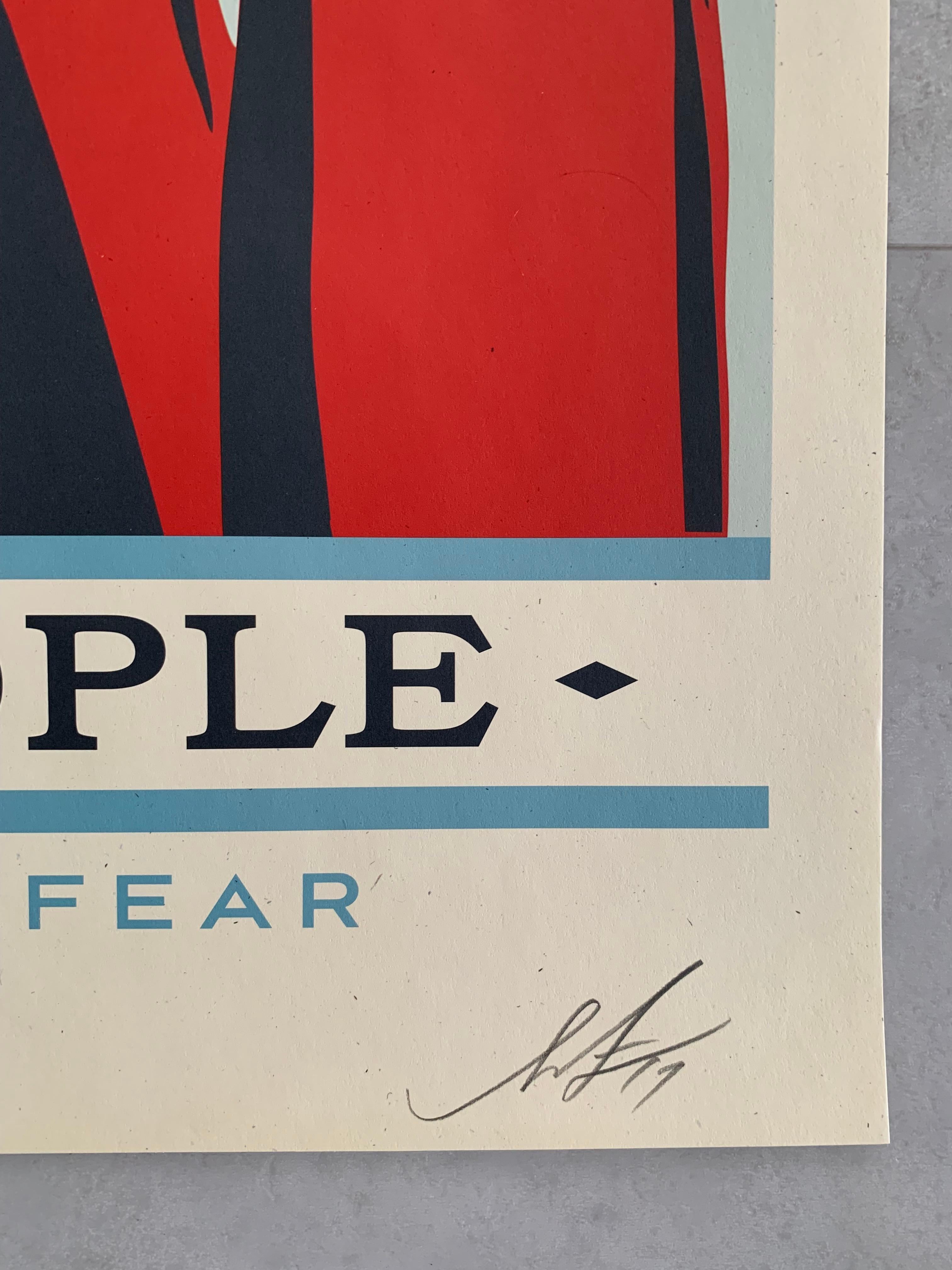 'We The People' di Shepard Fairey, 2017
24 x 36 pollici (61 x 92 cm)
Stampa offset
Edizione aperta 
Firmato a mano e datato a matita da Shepard Fairey nell'angolo in basso a destra.

Conservato in piano, senza fumo e polvere, ma verrà spedito in un