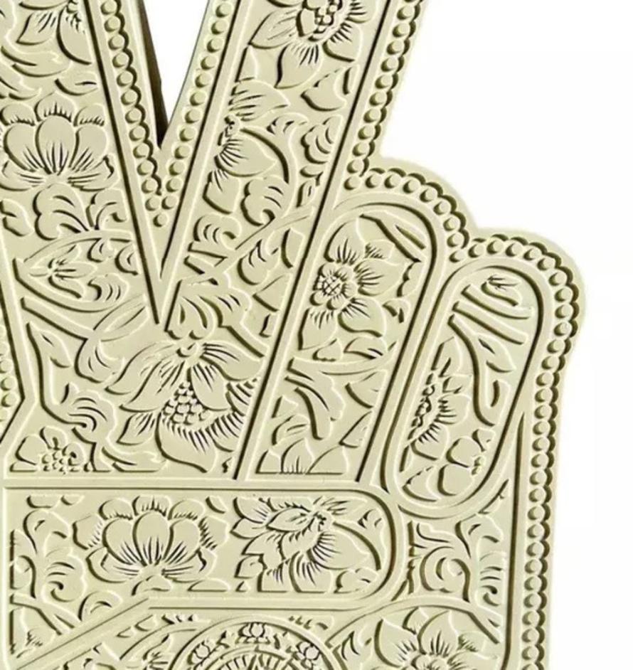 Dita di pace - Figurative Sculpture Beige di Shepard Fairey