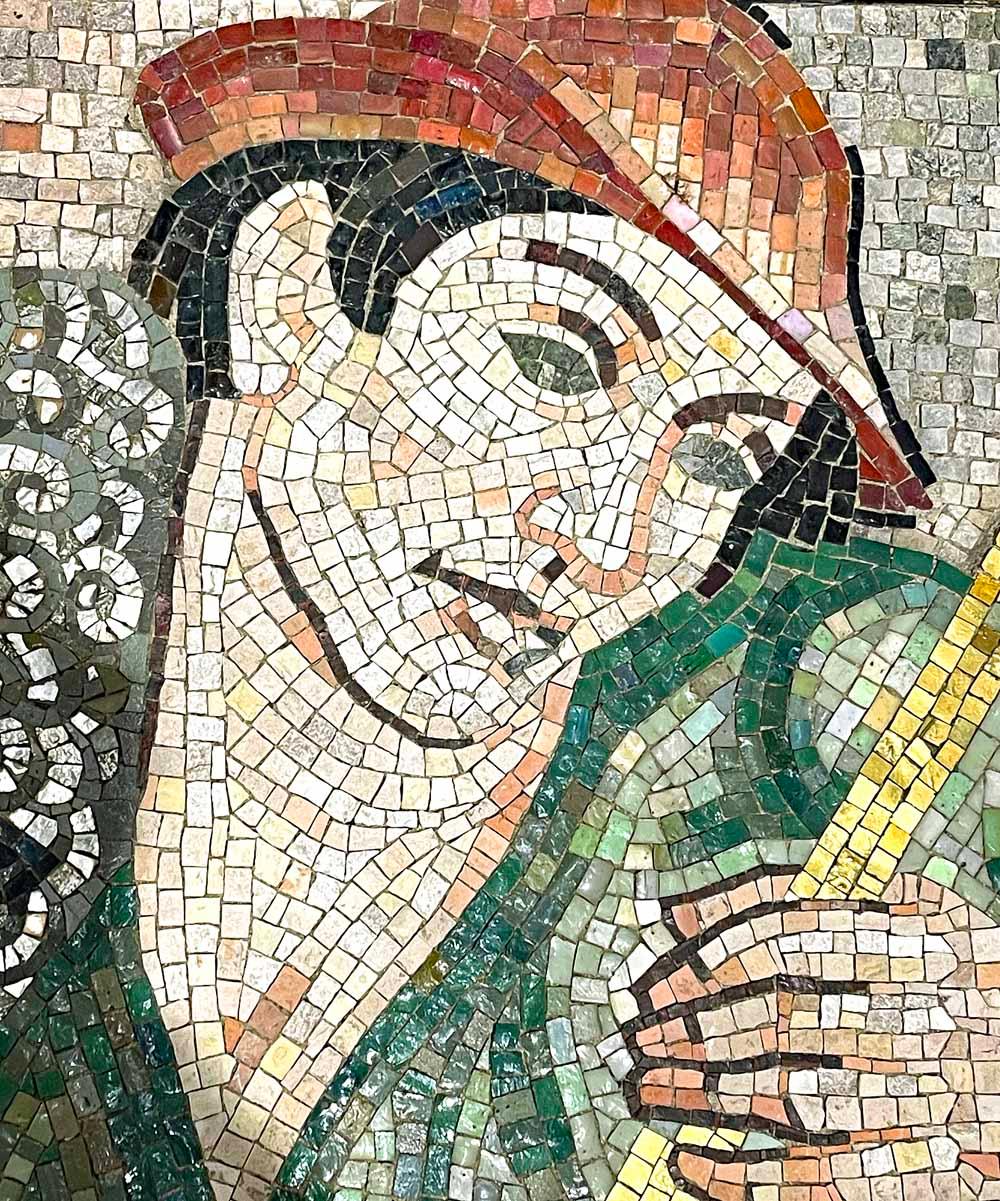Atemberaubender Art-Déco-Mosaiktisch mit Hirte und Schafe in Grün, Rot und Gold (Italienisch) im Angebot