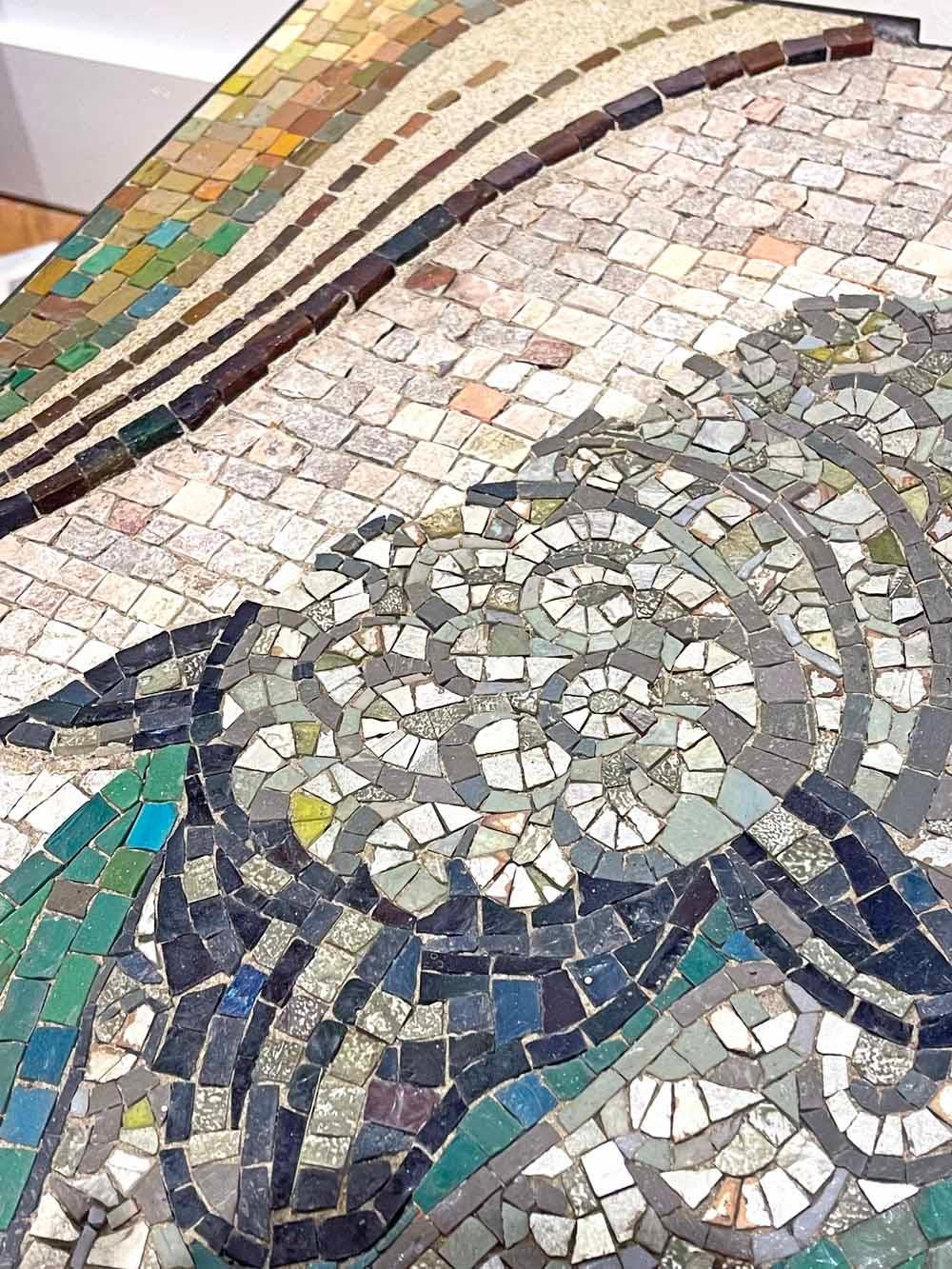 Atemberaubender Art-Déco-Mosaiktisch mit Hirte und Schafe in Grün, Rot und Gold im Zustand „Gut“ im Angebot in Philadelphia, PA