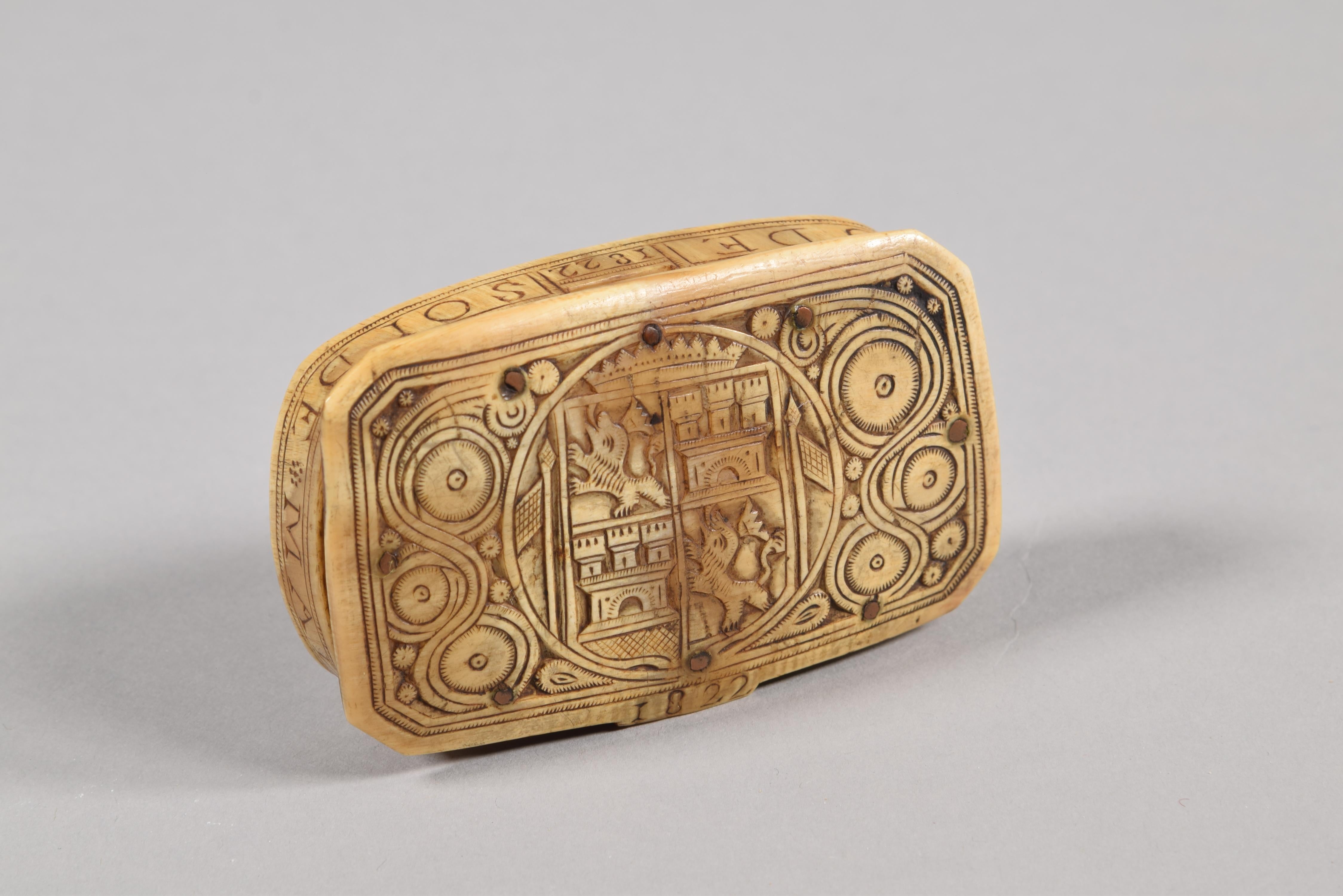 Boîte de berger, en corne ou en bois sculpté, Espagne, 1822 État moyen - En vente à Madrid, ES